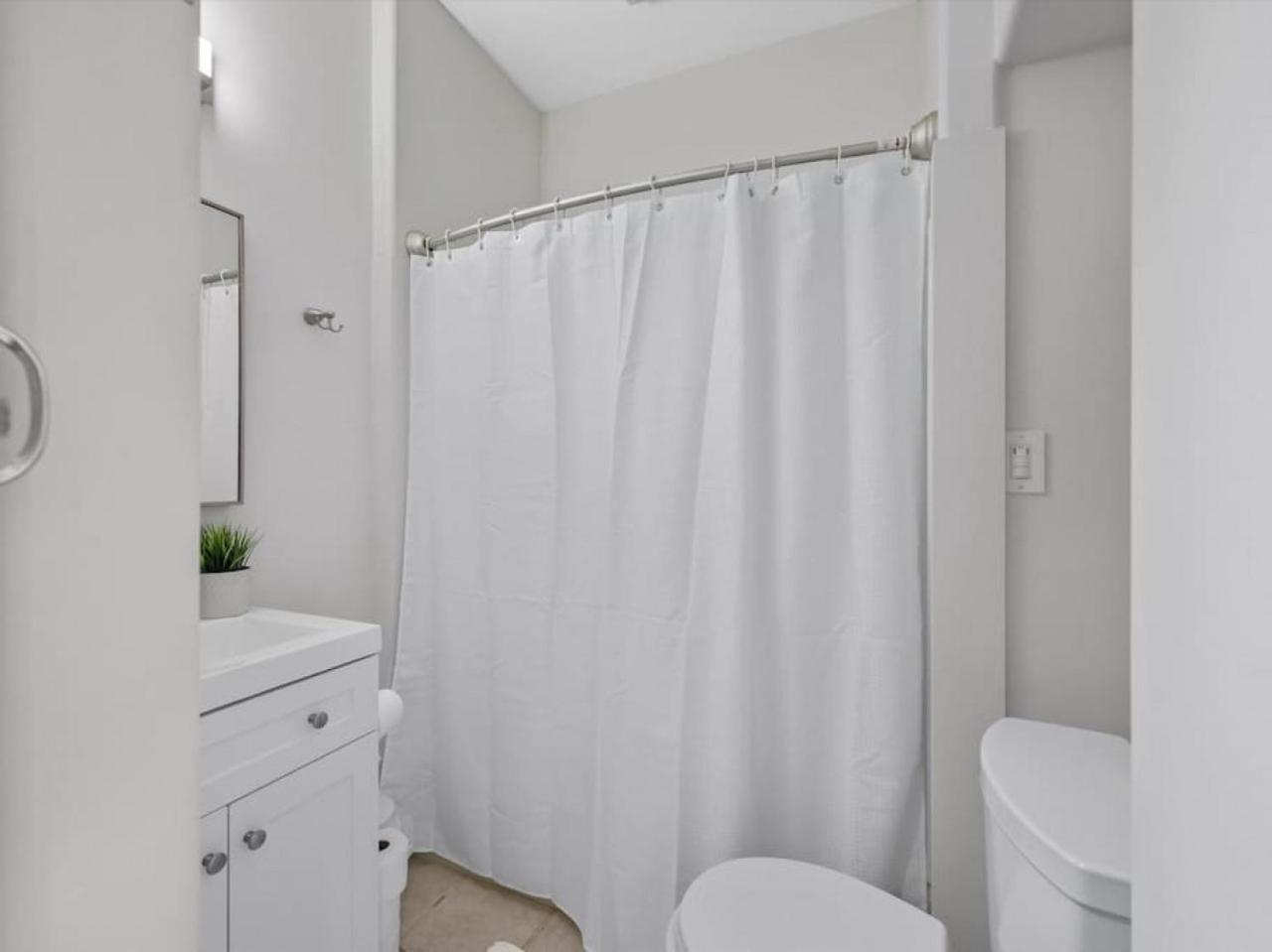 Six-Bedroom House photo 1