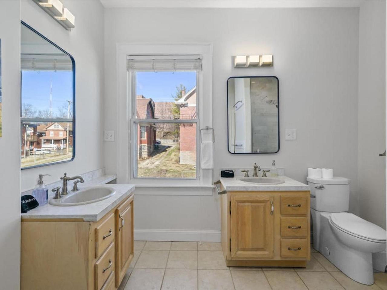 Six-Bedroom House photo 2