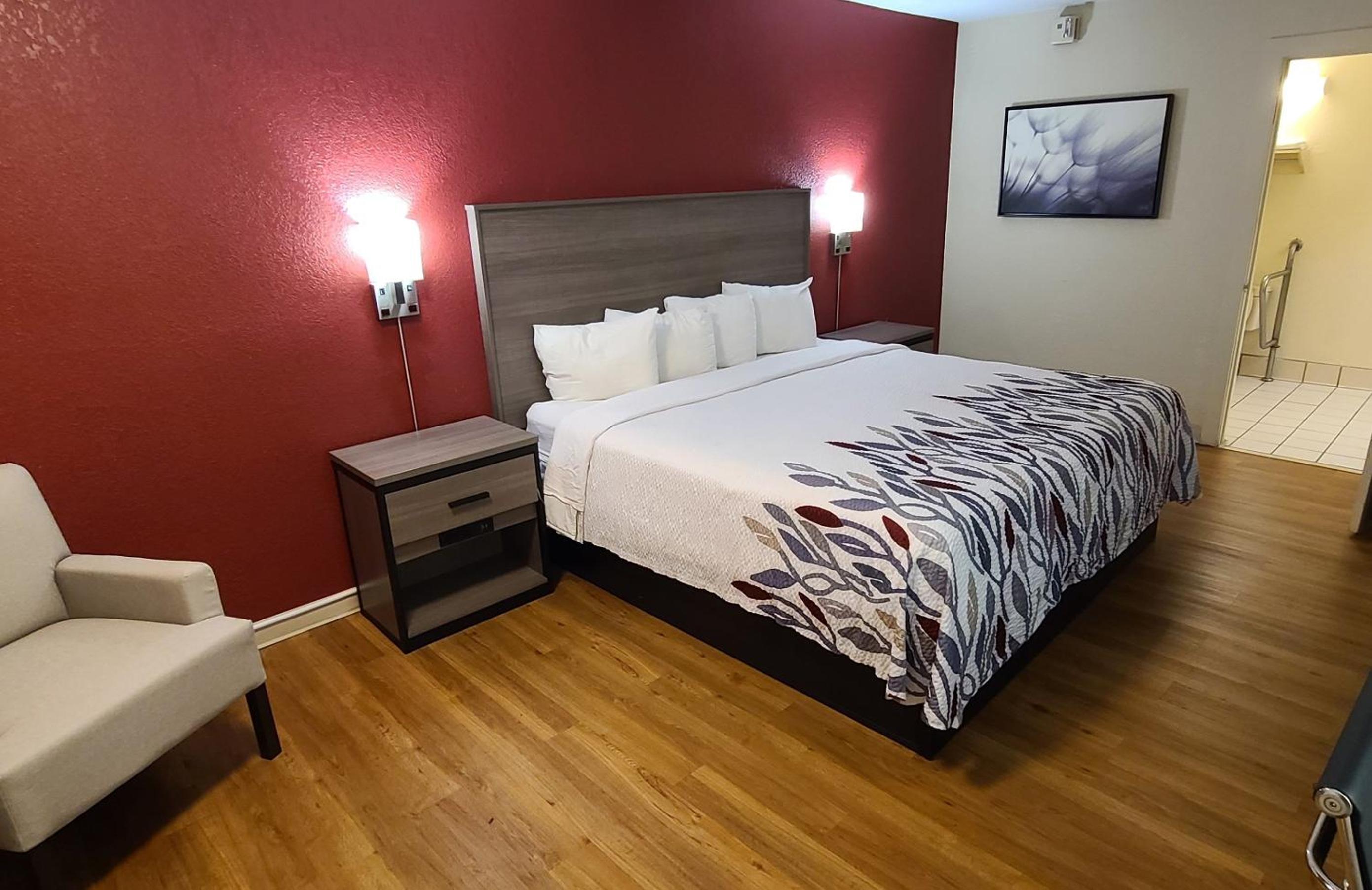 Deluxe King Room Disability Access Non-Smoking         - Photo 1