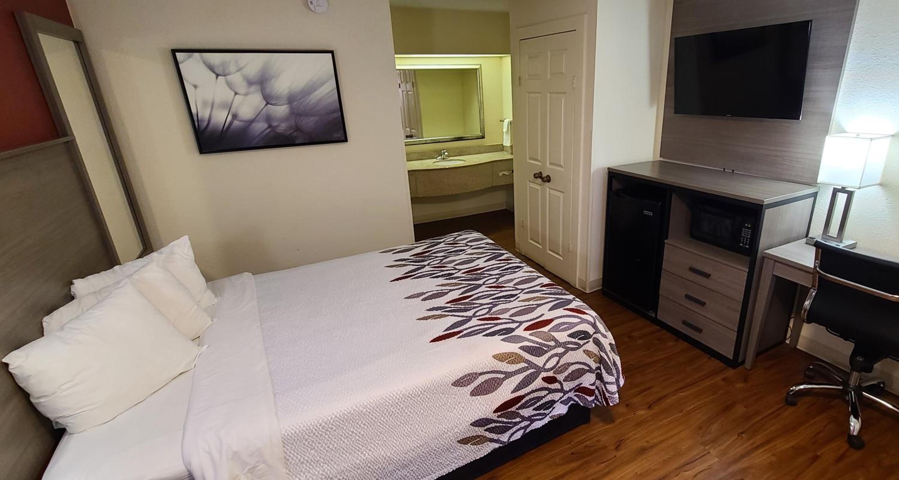 Deluxe Queen Room Non-Smoking - Photo 5