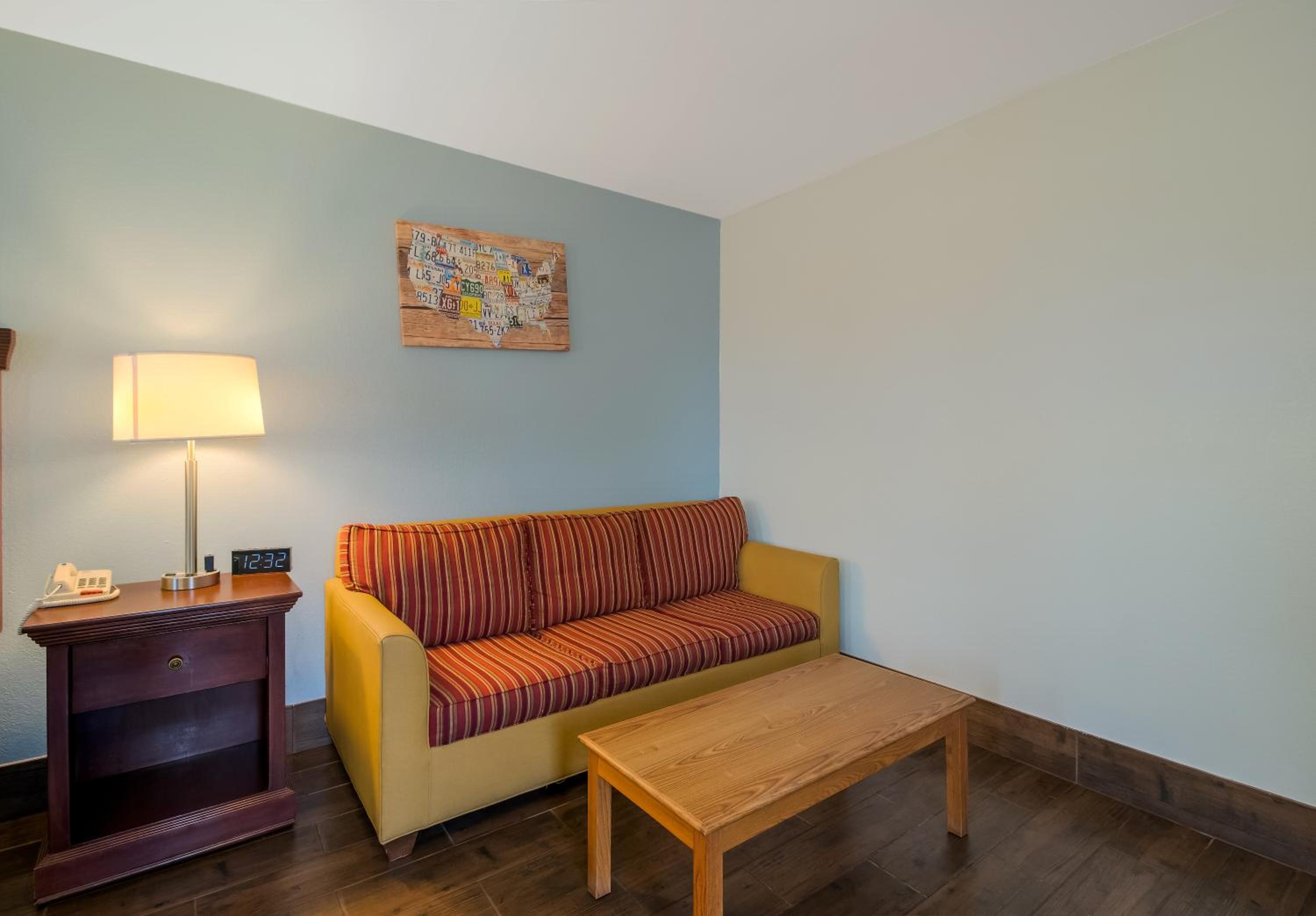 1 Bedroom King Suite/Sofa Bed - Nonsmoking - Photo 2