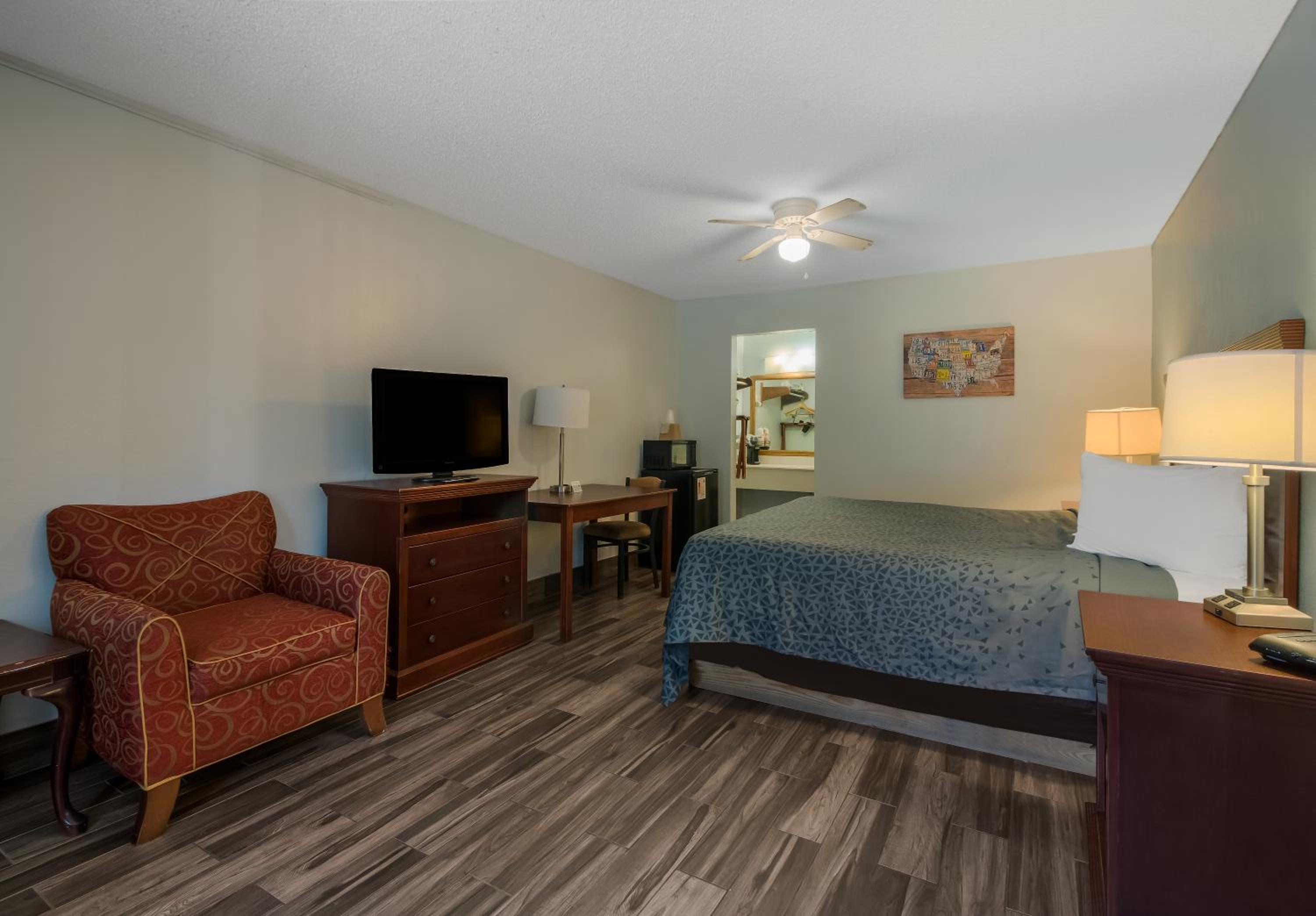 1 Bedroom King Suite/Sofa Bed - Nonsmoking - Photo 1