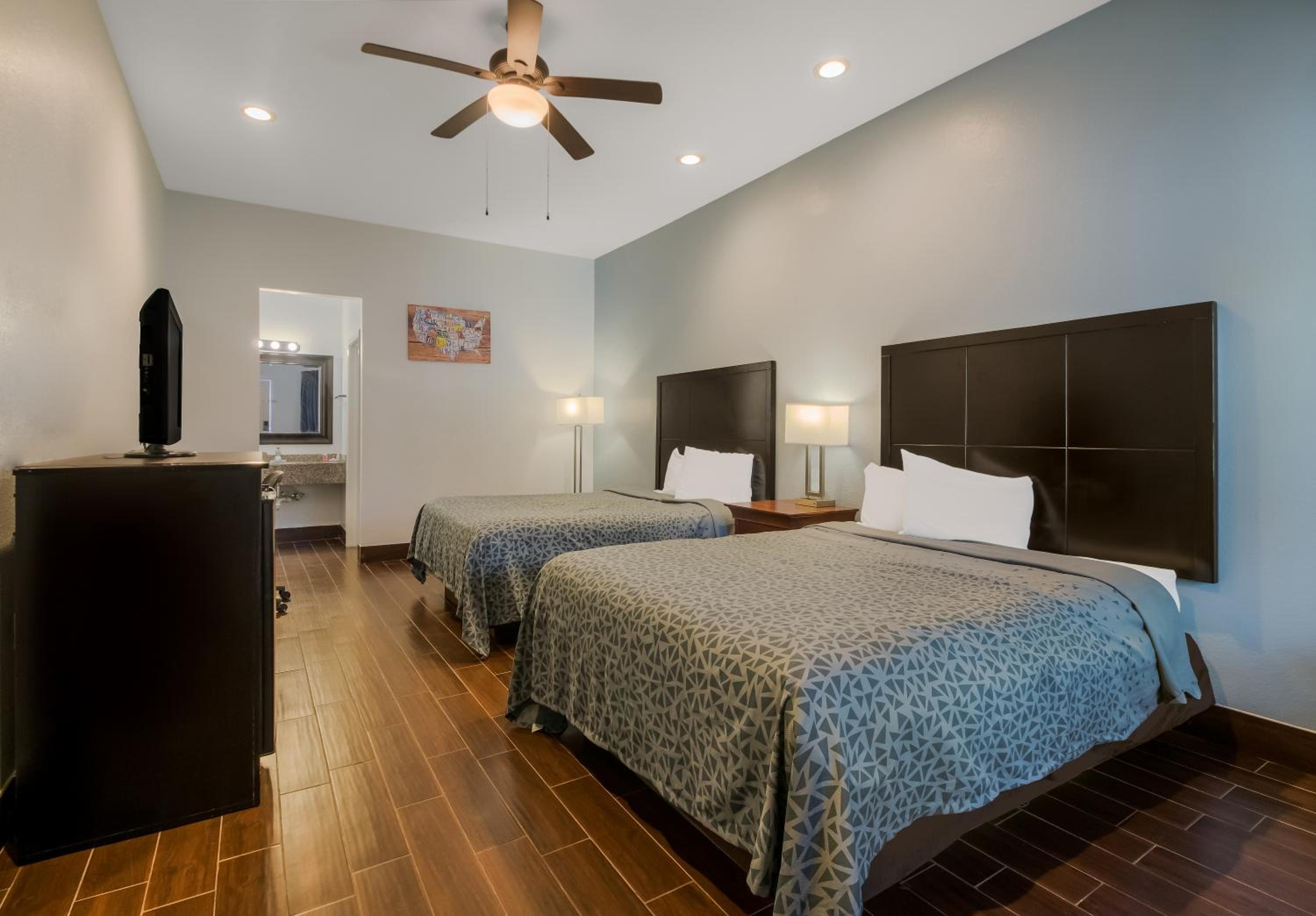 Queen Room with Two Queen Beds - Non-Smoking - Photo 1