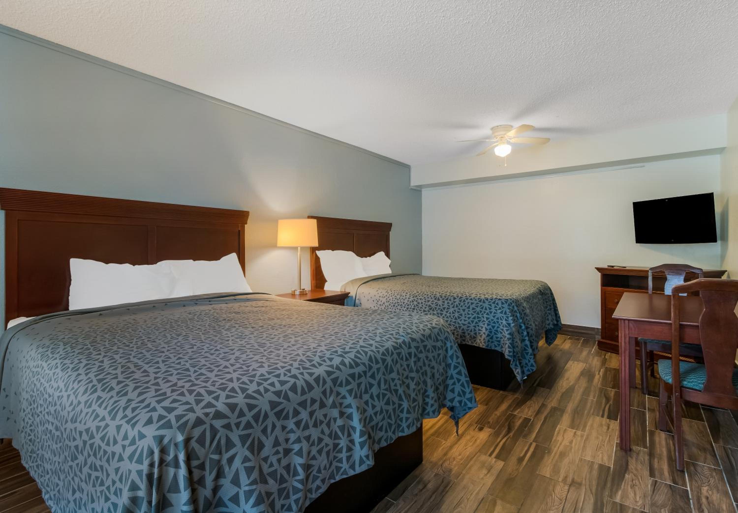 Queen Suite with Two Queen Beds and Sofa Bed - Non Smoking - Photo 2
