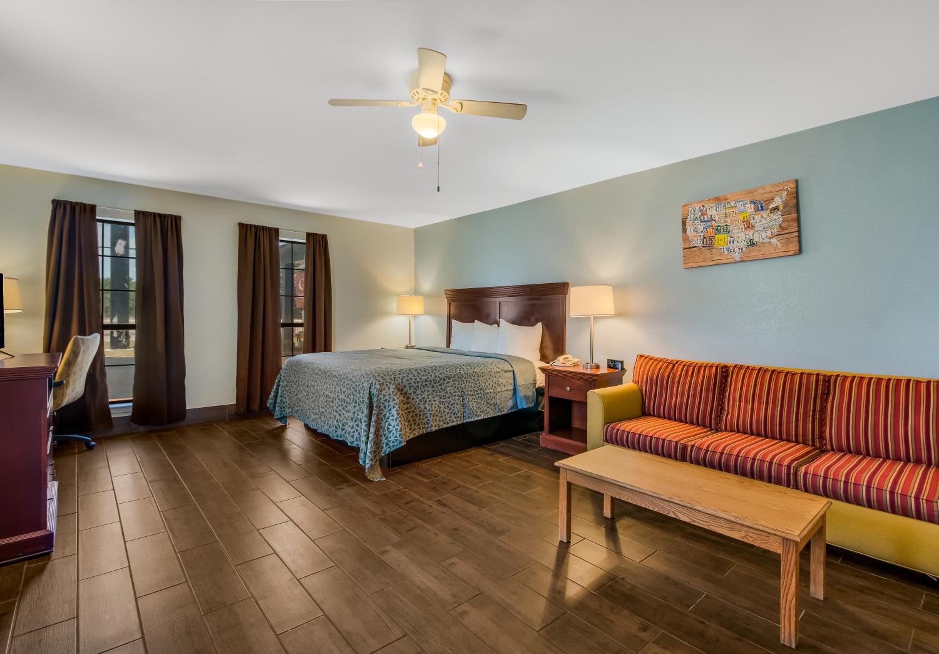 1 Bedroom King Suite/Sofa Bed - Nonsmoking - Photo 4