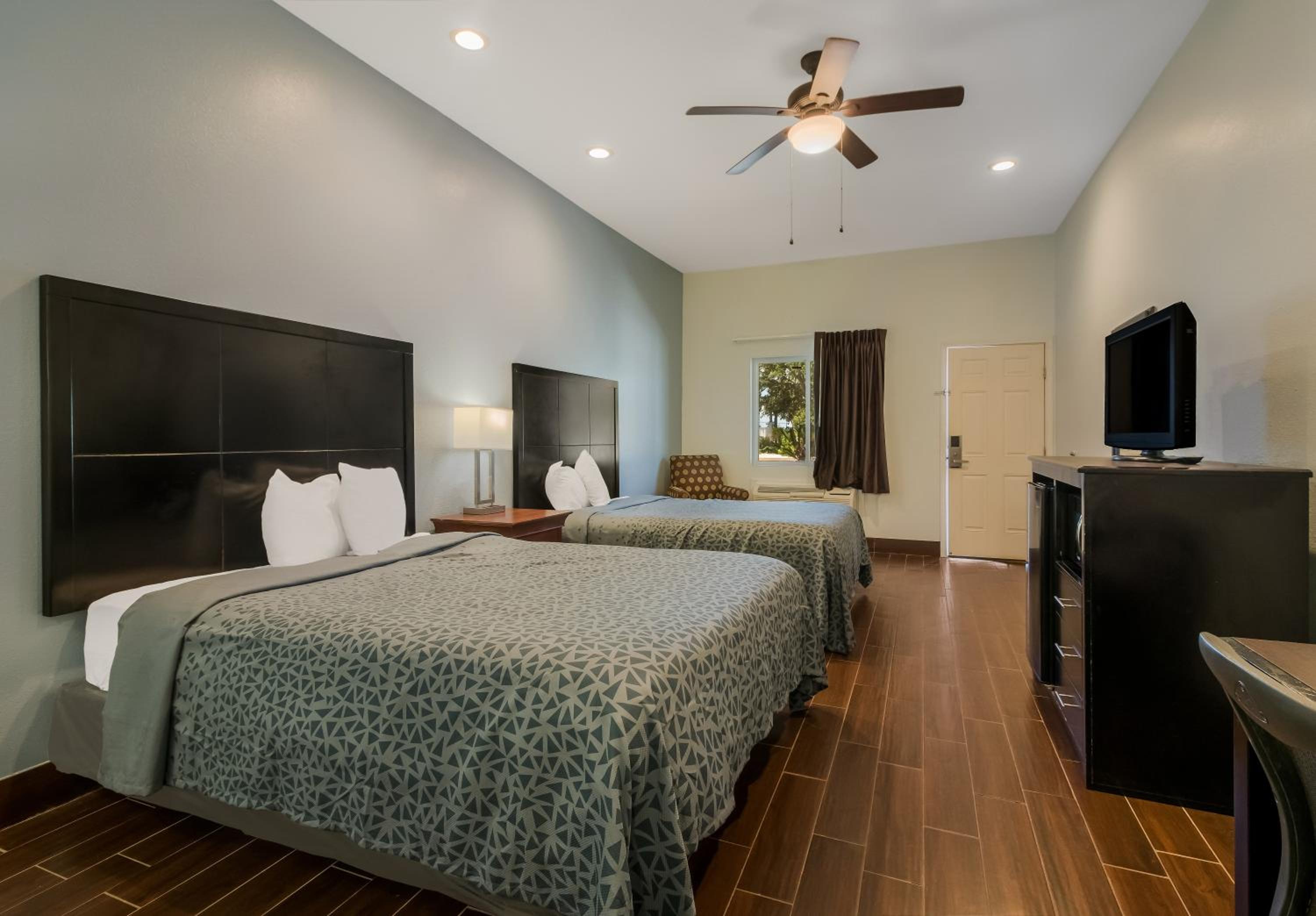 Queen Room with Two Queen Beds - Non-Smoking - Photo 3