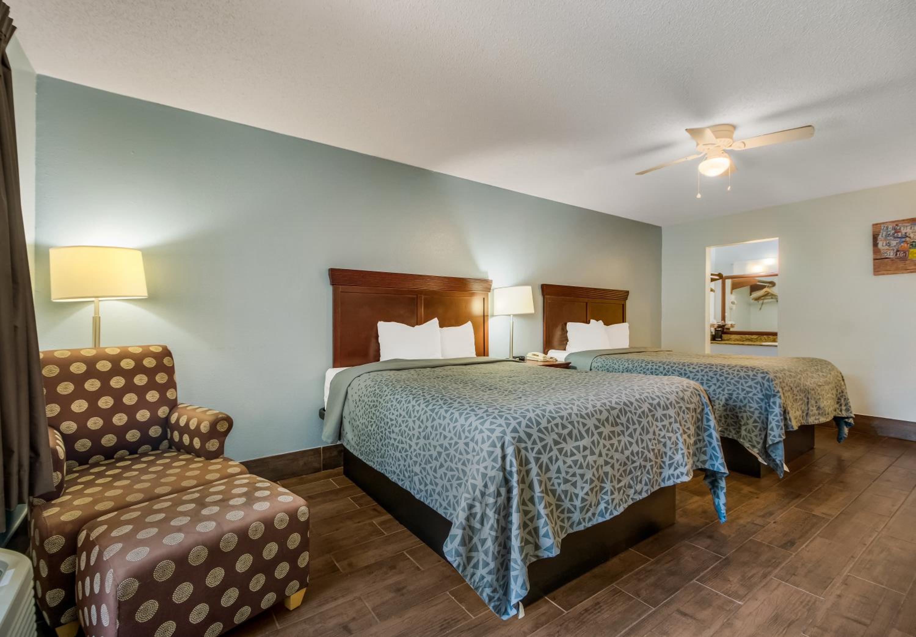 Queen Room with Two Queen Beds - Non-Smoking - Photo 2