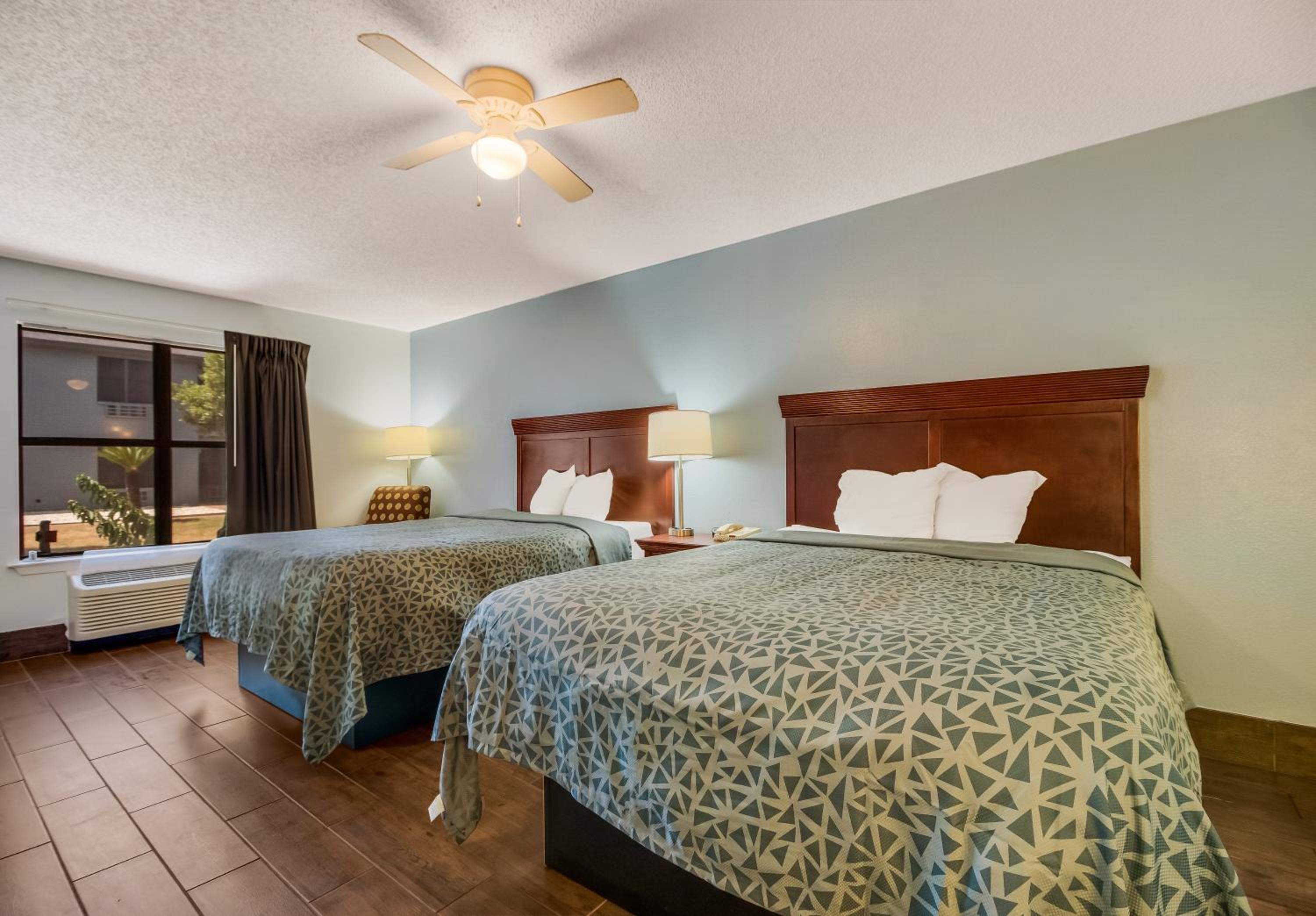 Queen Suite with Two Queen Beds and Sofa Bed - Non Smoking - Photo 4