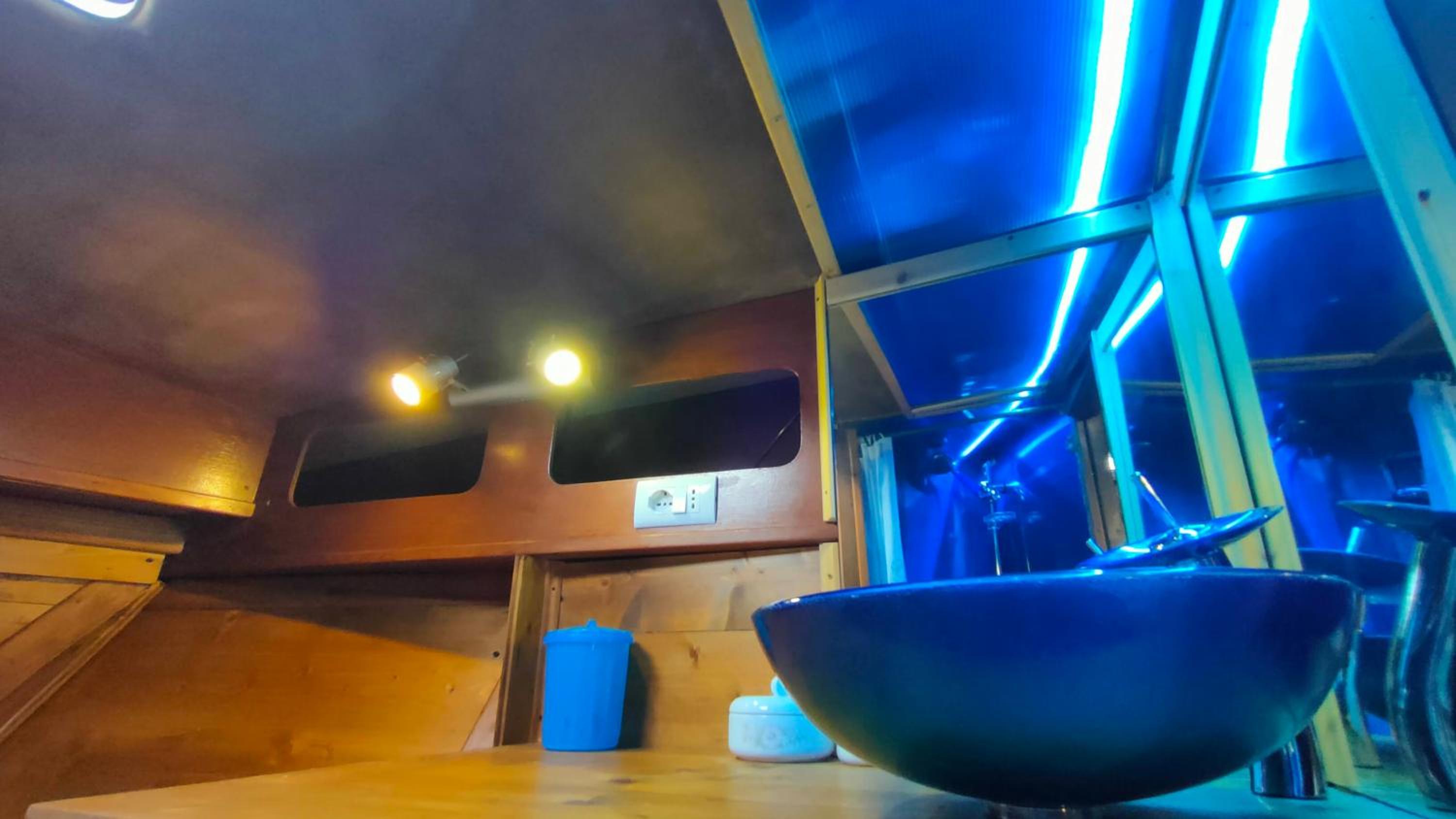 One-Bedroom Bungalow - Photo 3
