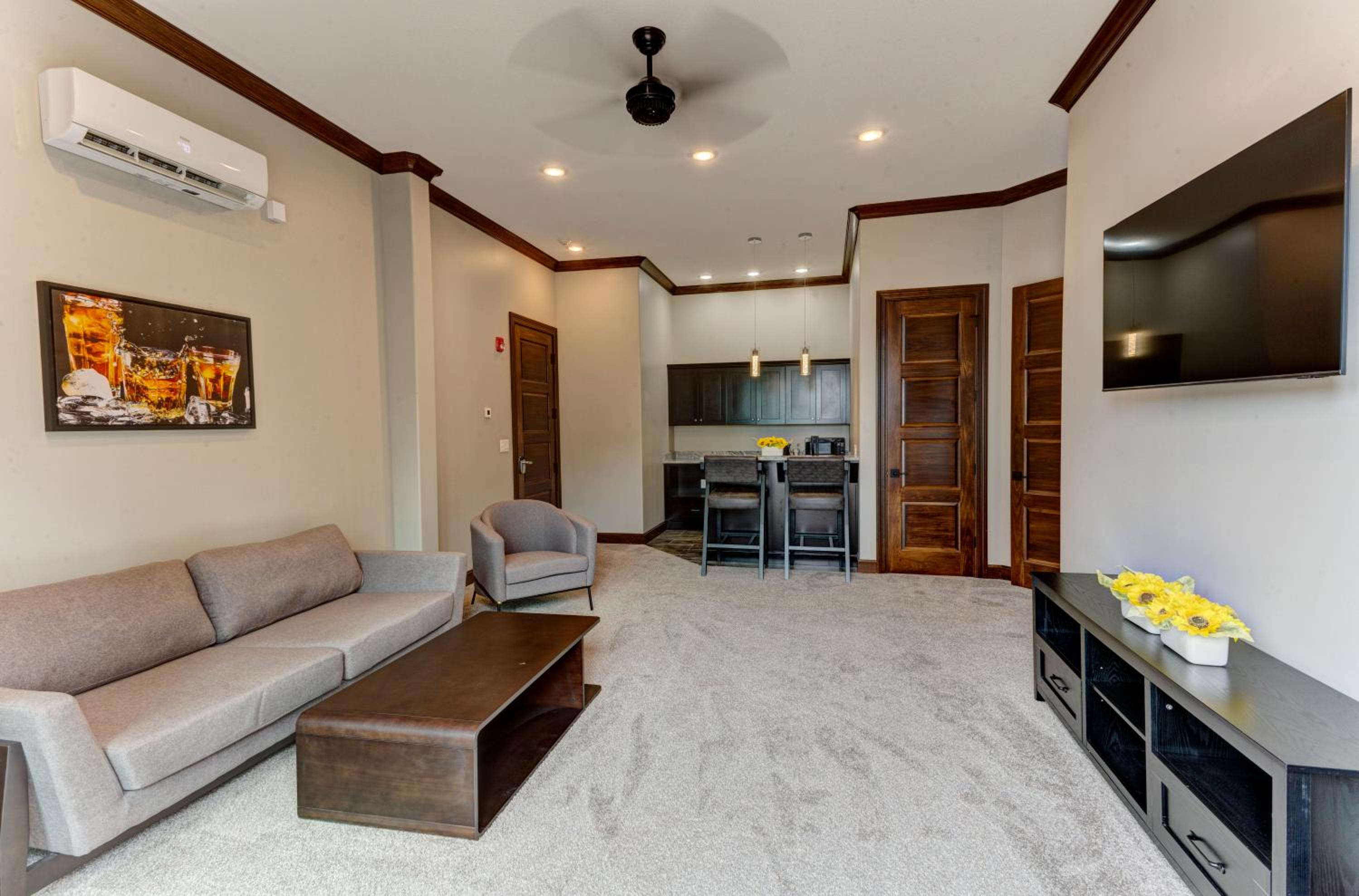 Townhouse Lakeview Executive Suite with Patio - Photo 3