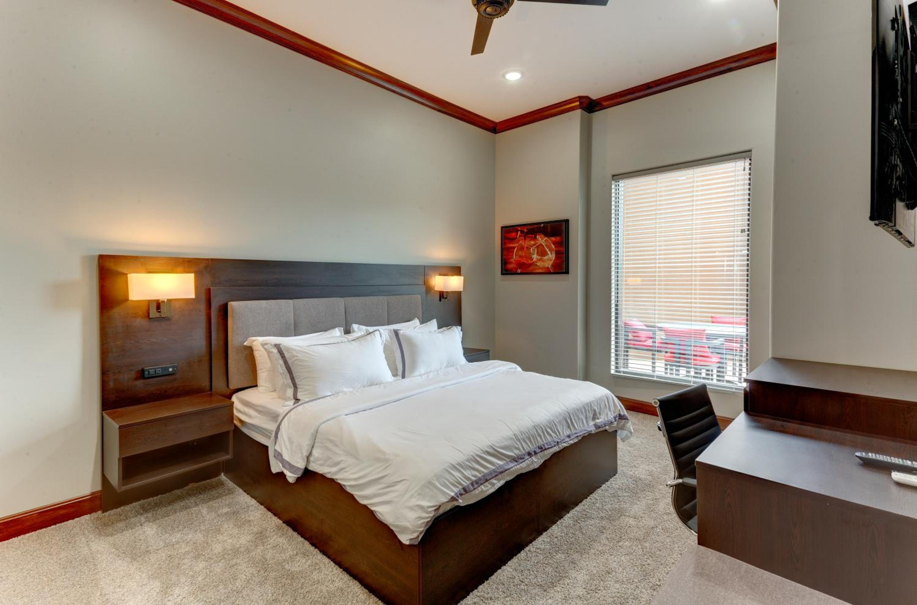 Townhouse Lakeview Executive Suite with Patio - Photo 5