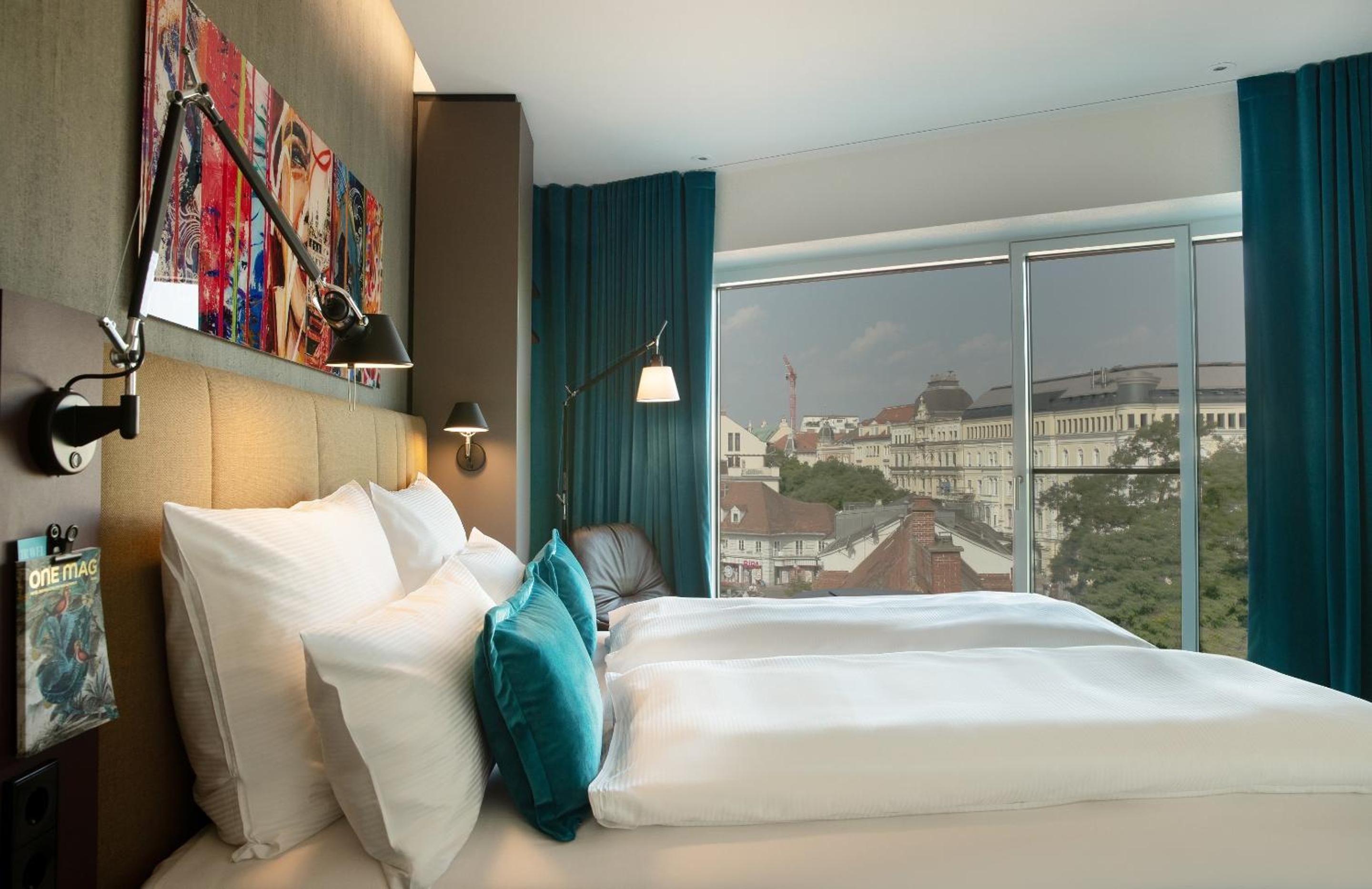 Standard Queen Room with City View