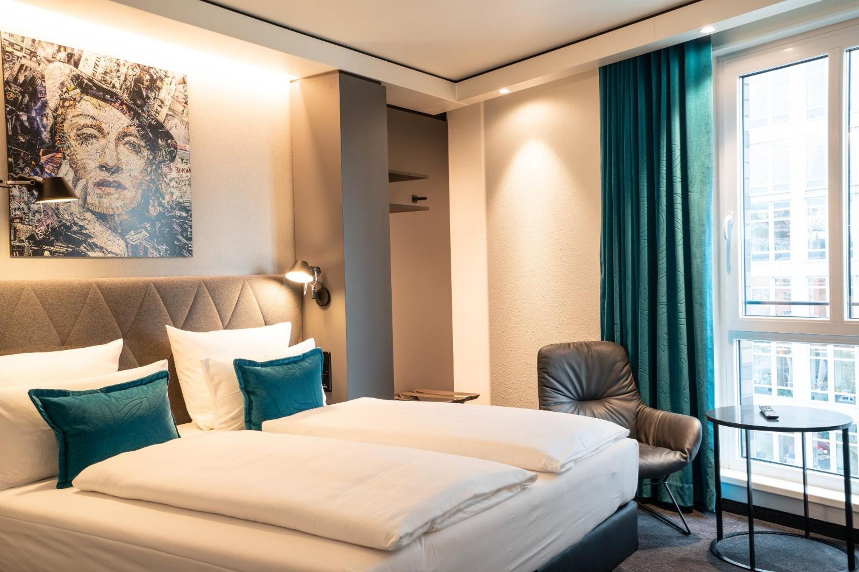 Room with King Size bed photo 2