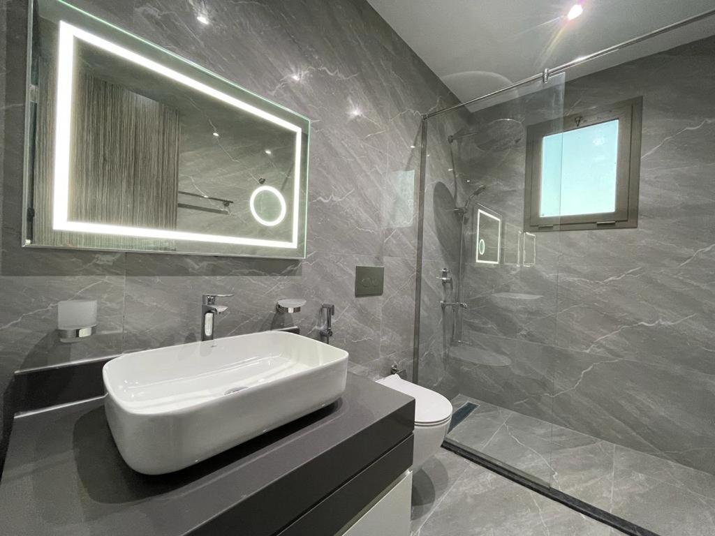 One-Bedroom Apartment with Sea View photo 2