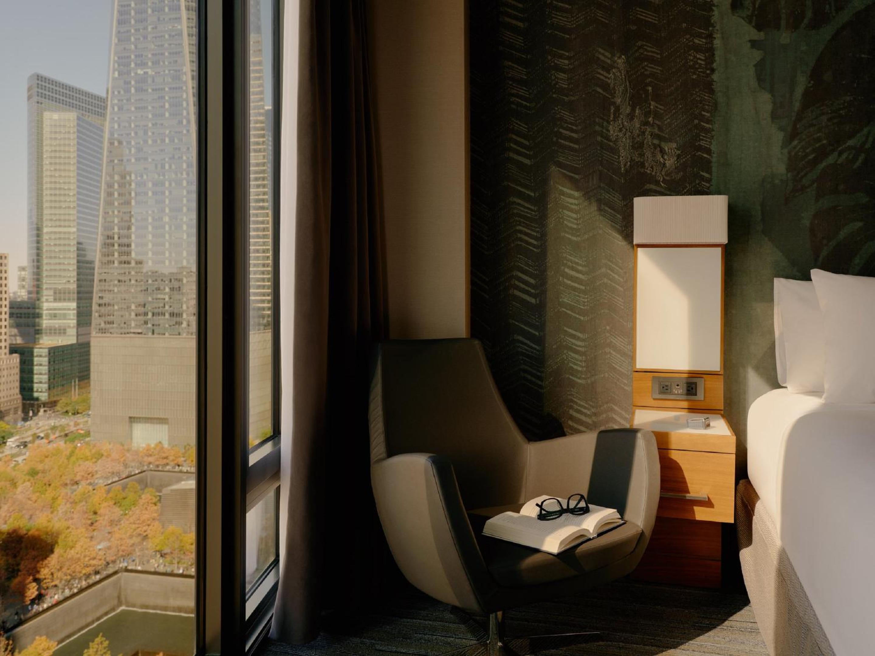 Superior King Room with City and River View photo 1