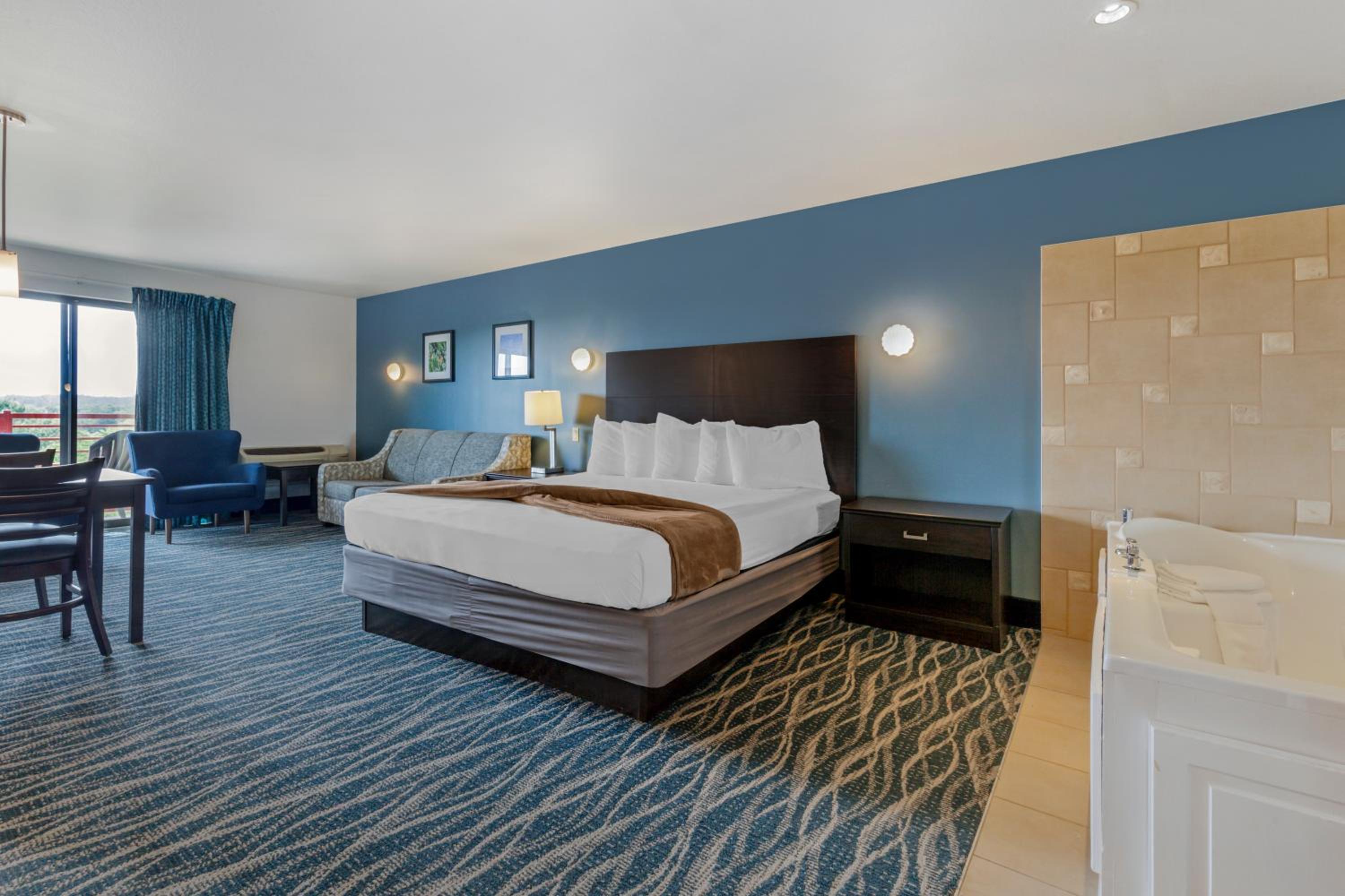 King Suite with King Bed Two Queen Beds and Whirlpool - Non Smoking