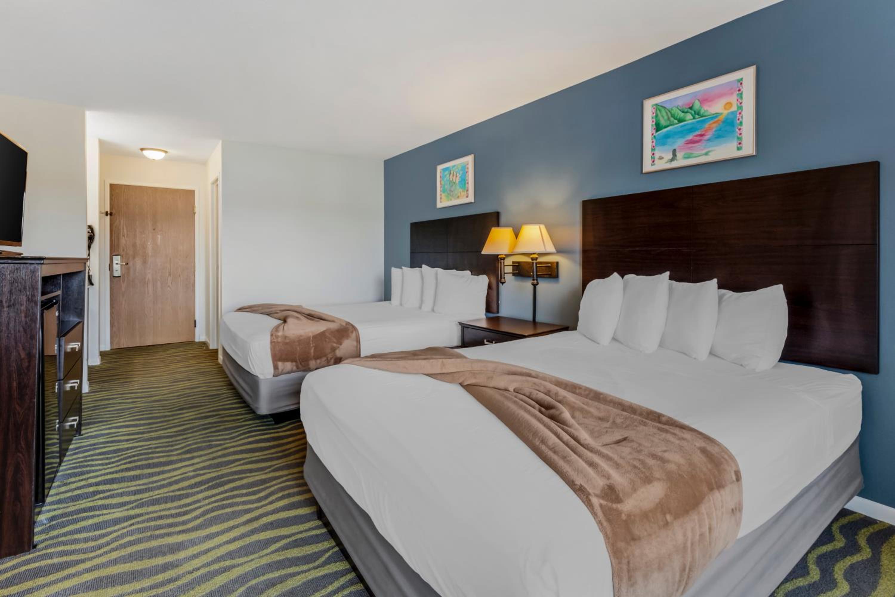 Quadruple Room with Two Queen Beds and Tub - Disability Access/Non Smoking photo 1