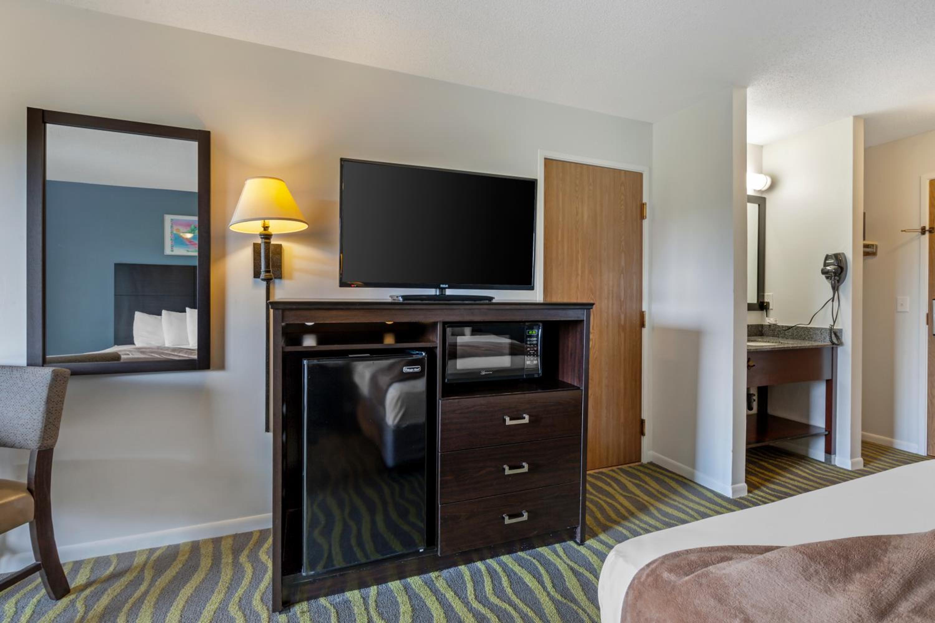 Quadruple Room with Two Queen Beds and Tub - Disability Access/Non Smoking photo 2
