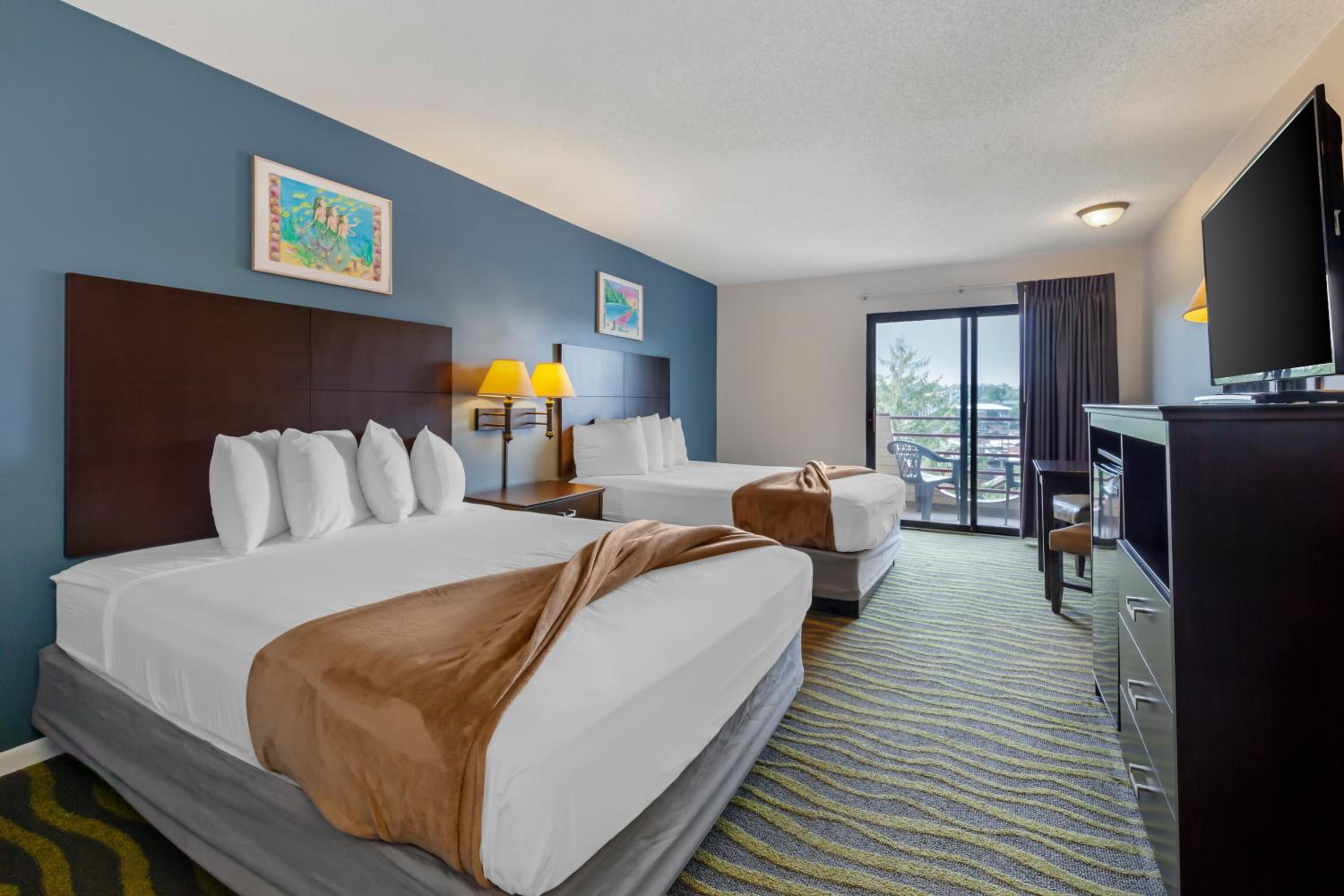Quadruple Room with Two Queen Beds and Tub - Disability Access/Non Smoking photo 3