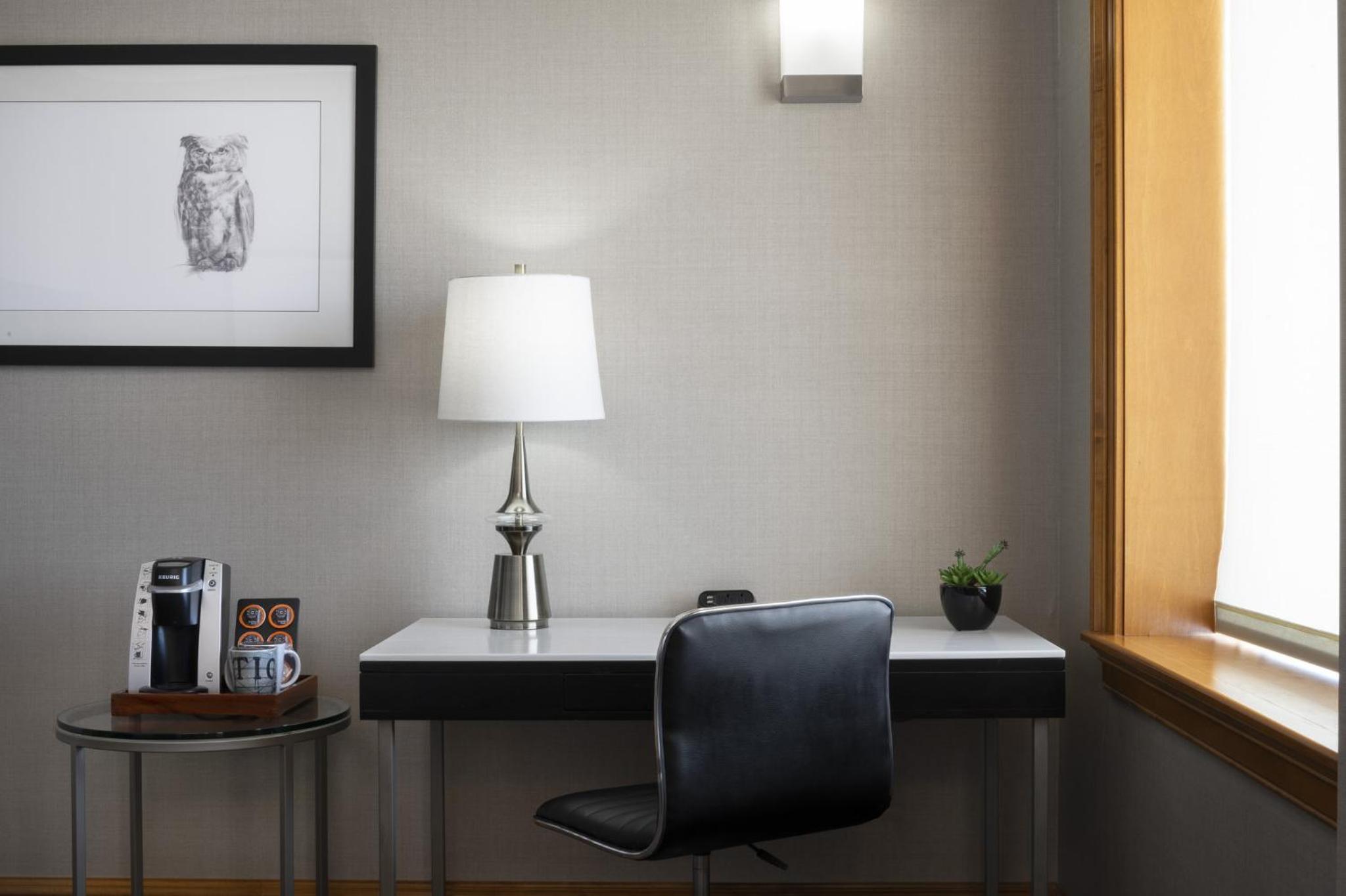 Premium King Room - Photo 3