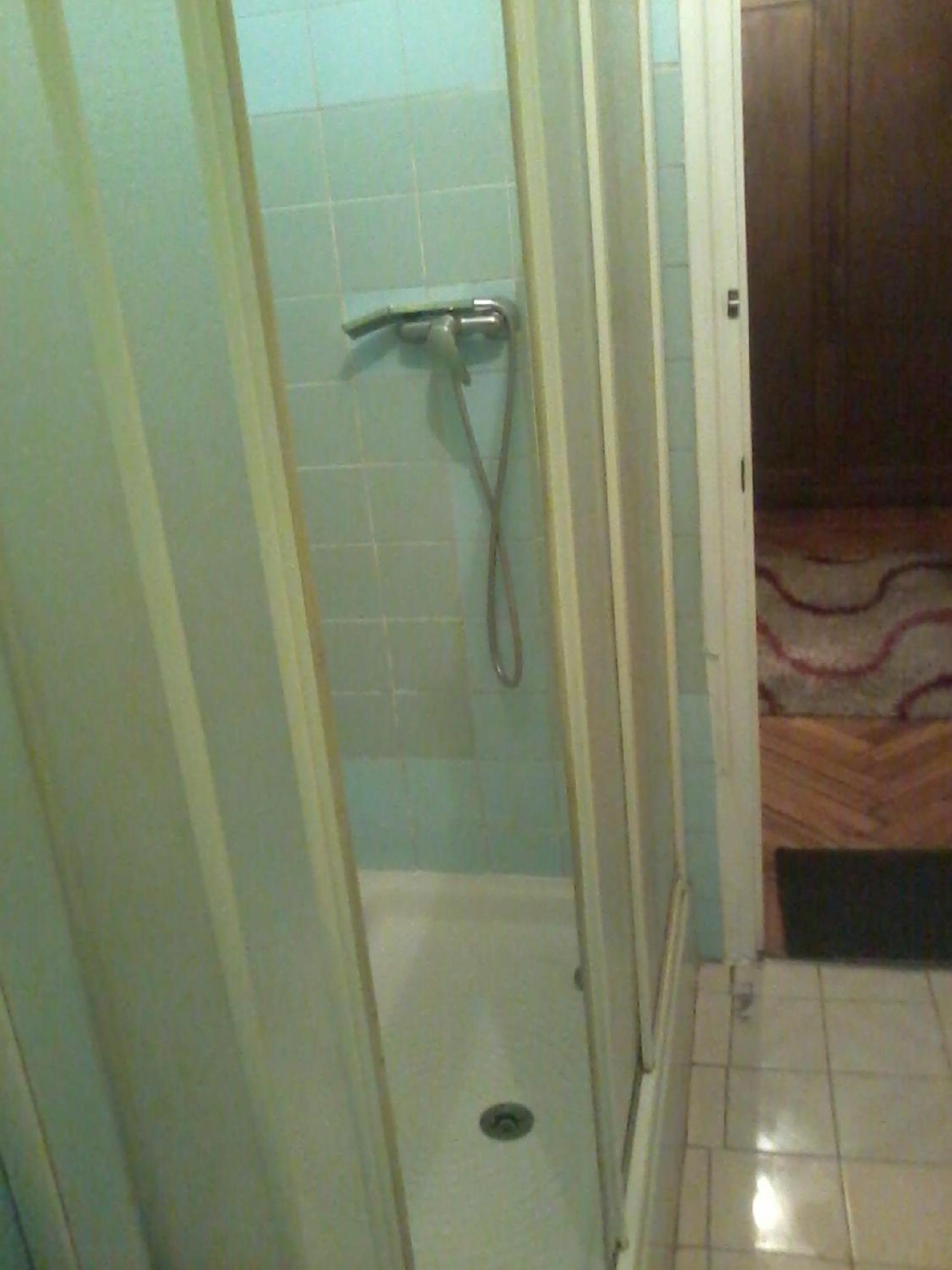 Single Room with Shared Bathroom photo 3