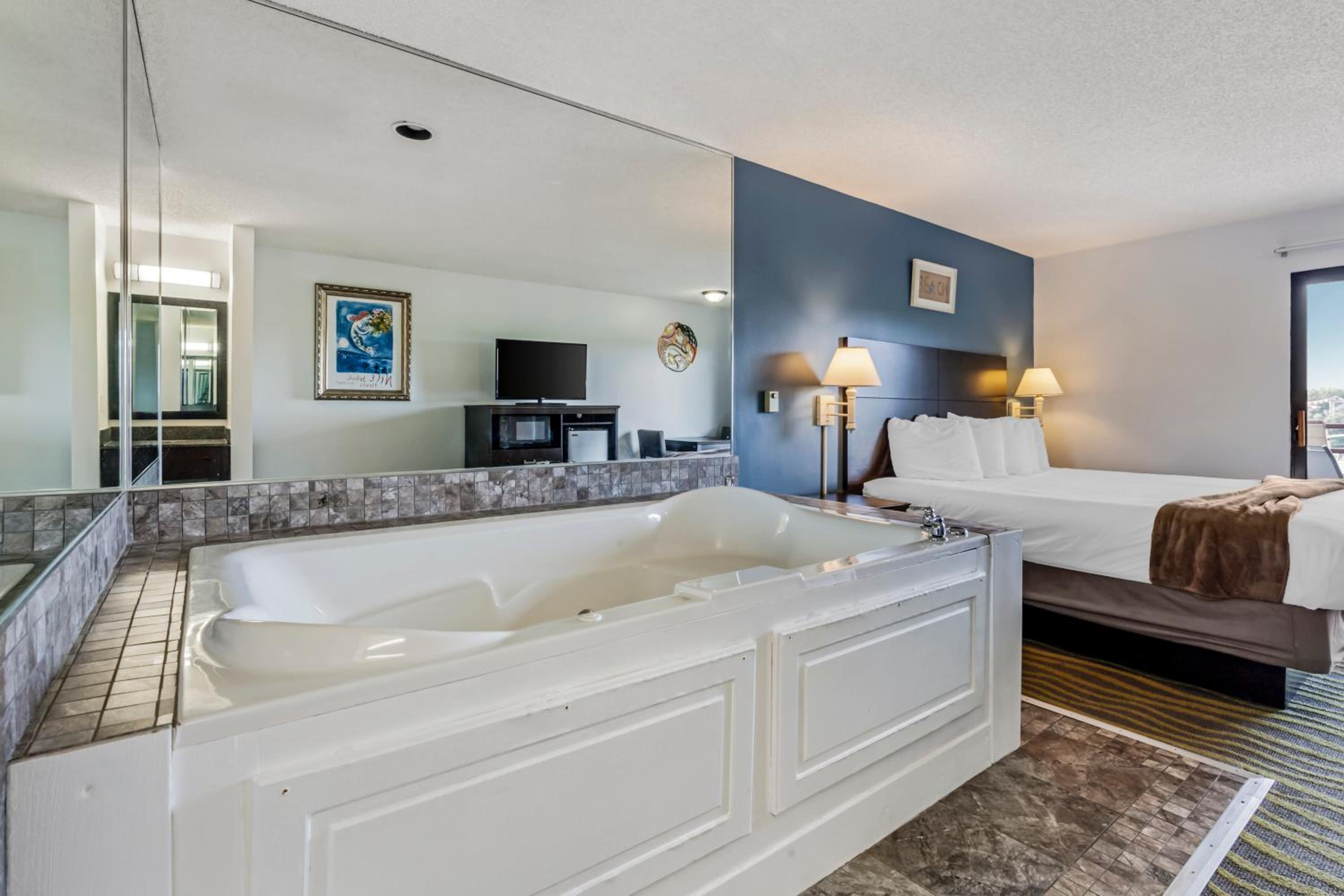 King Room with Whirlpool - Non-smoking photo 3