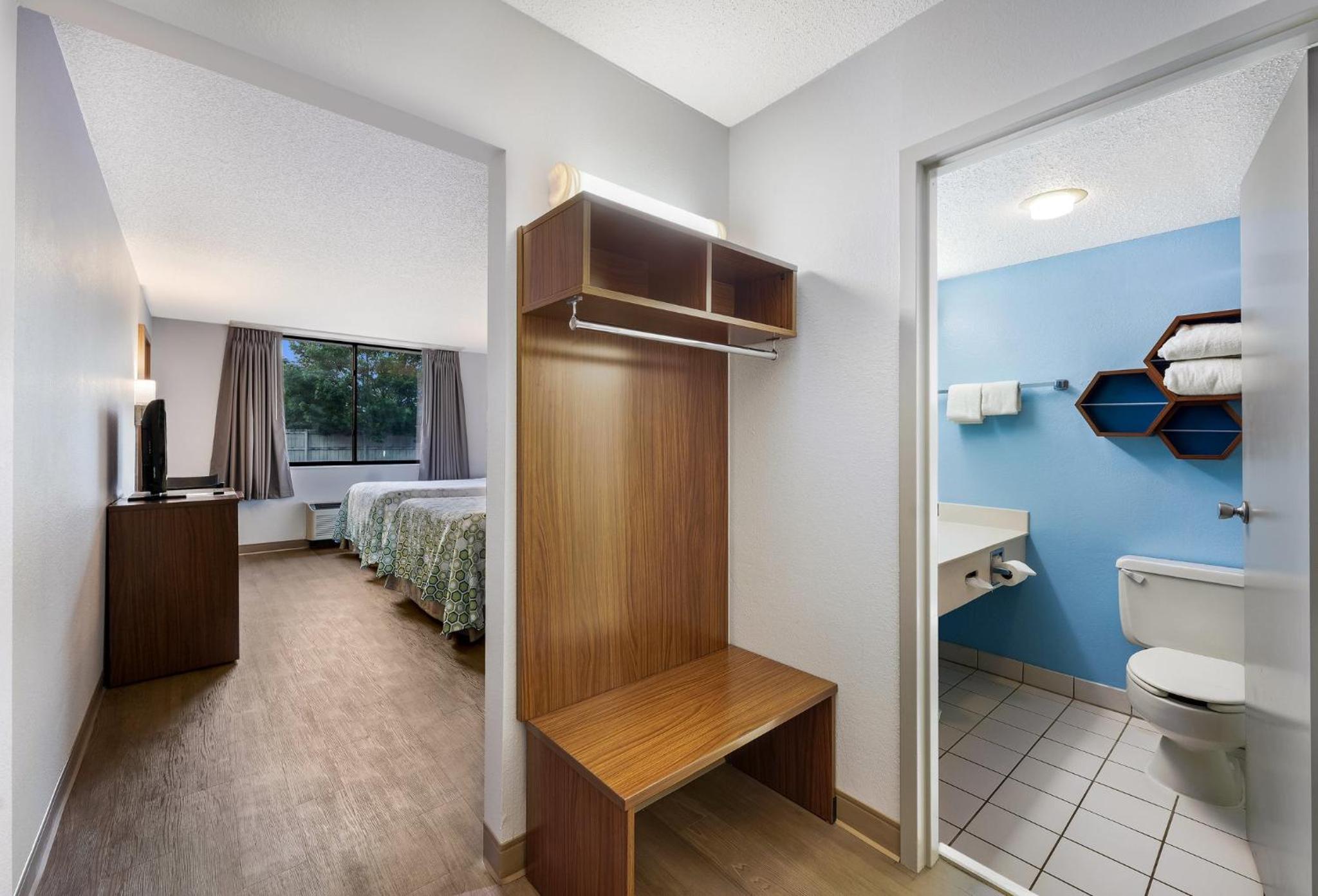 Studio Room with Two Double Beds Non-Smoking - Photo 4