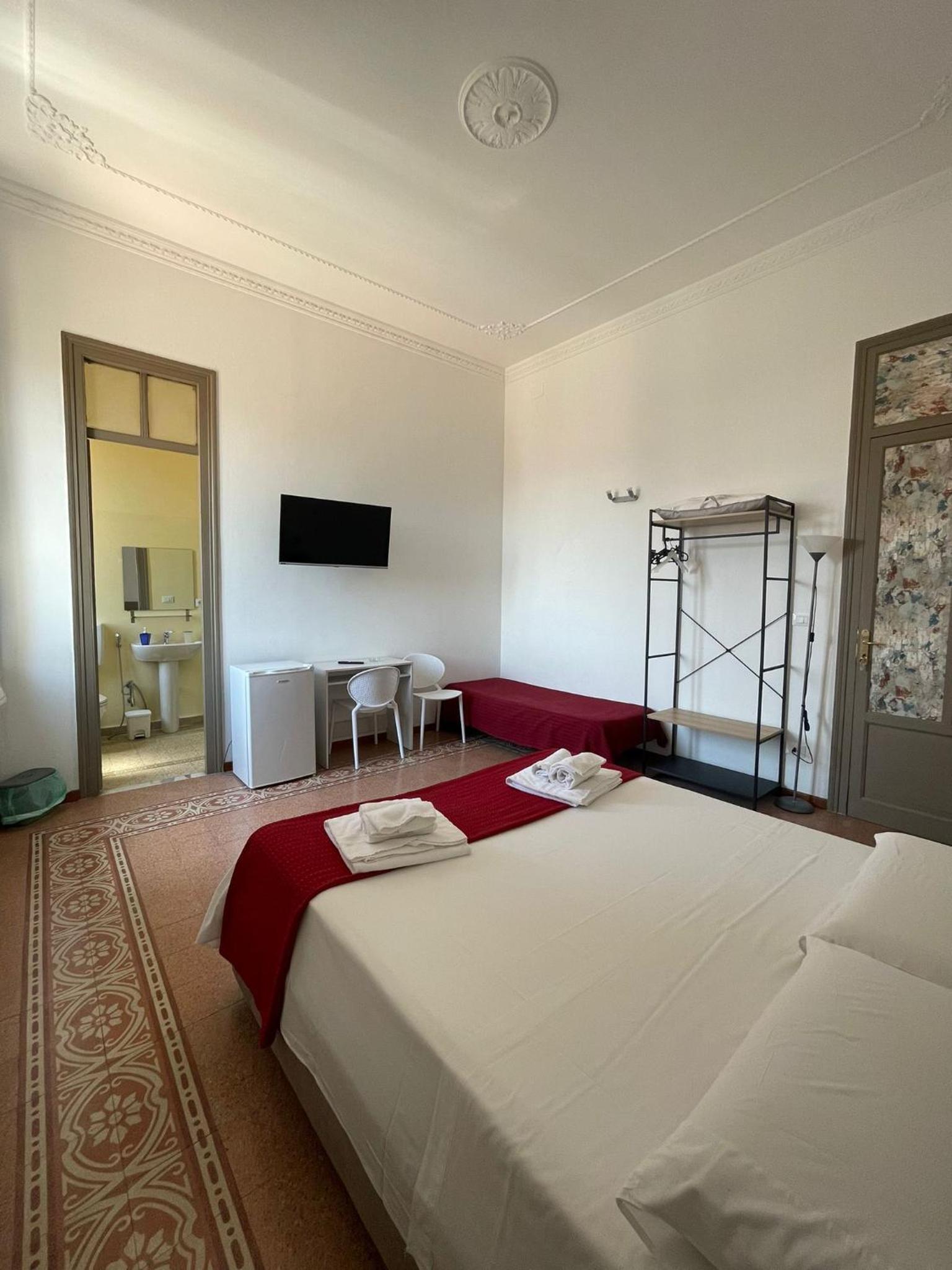 Triple Room with Private Bathroom - Photo 3