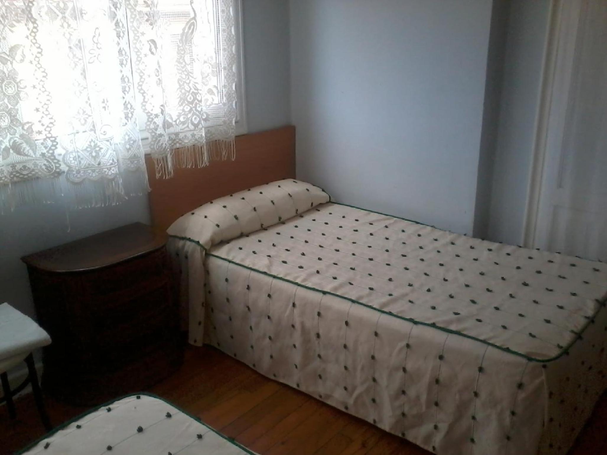 Habitación Doble con Cama Adicional y Baño Compartido