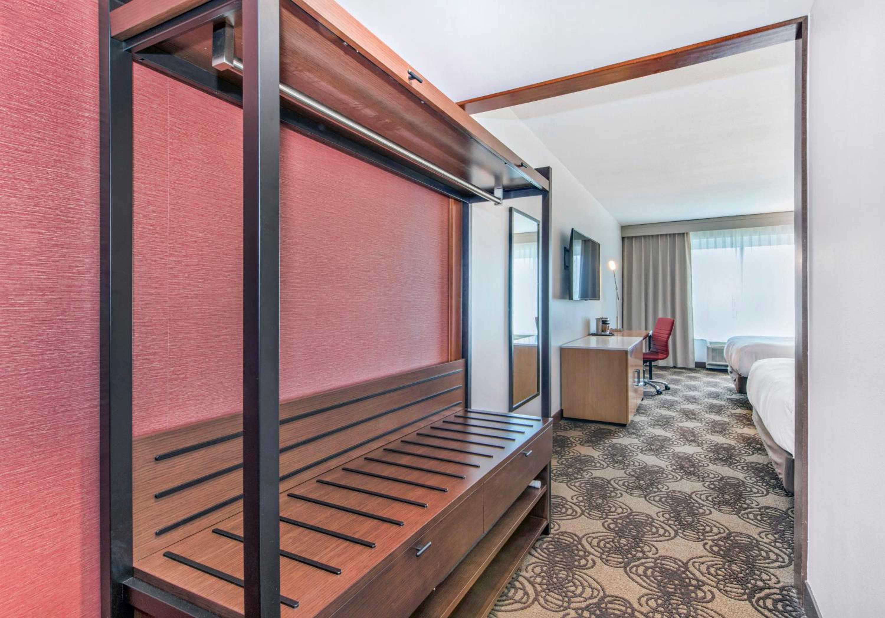 Queen Room with Two Queen Beds - Non-Smoking - Photo 2