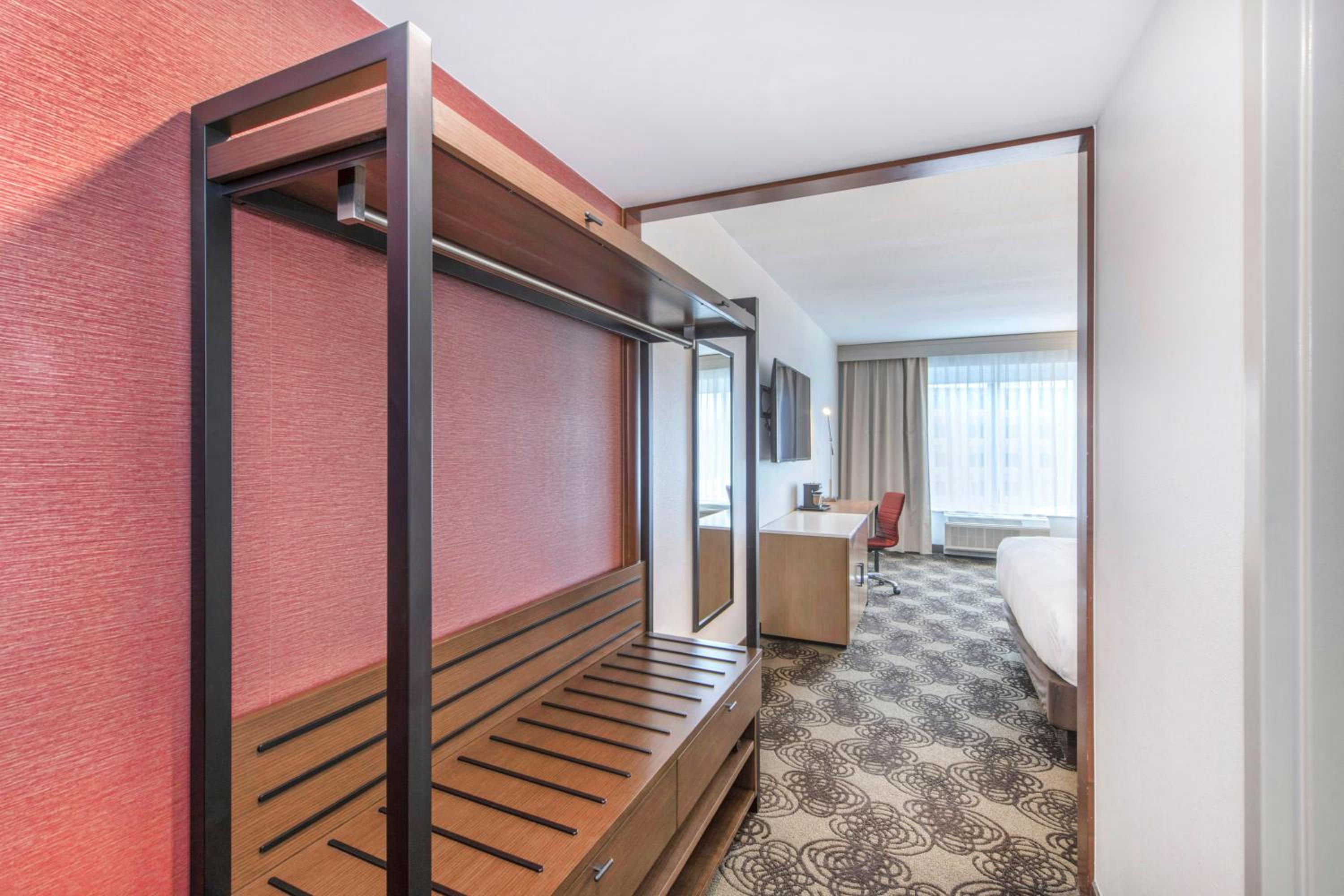 King Room - Non-Smoking - Photo 8