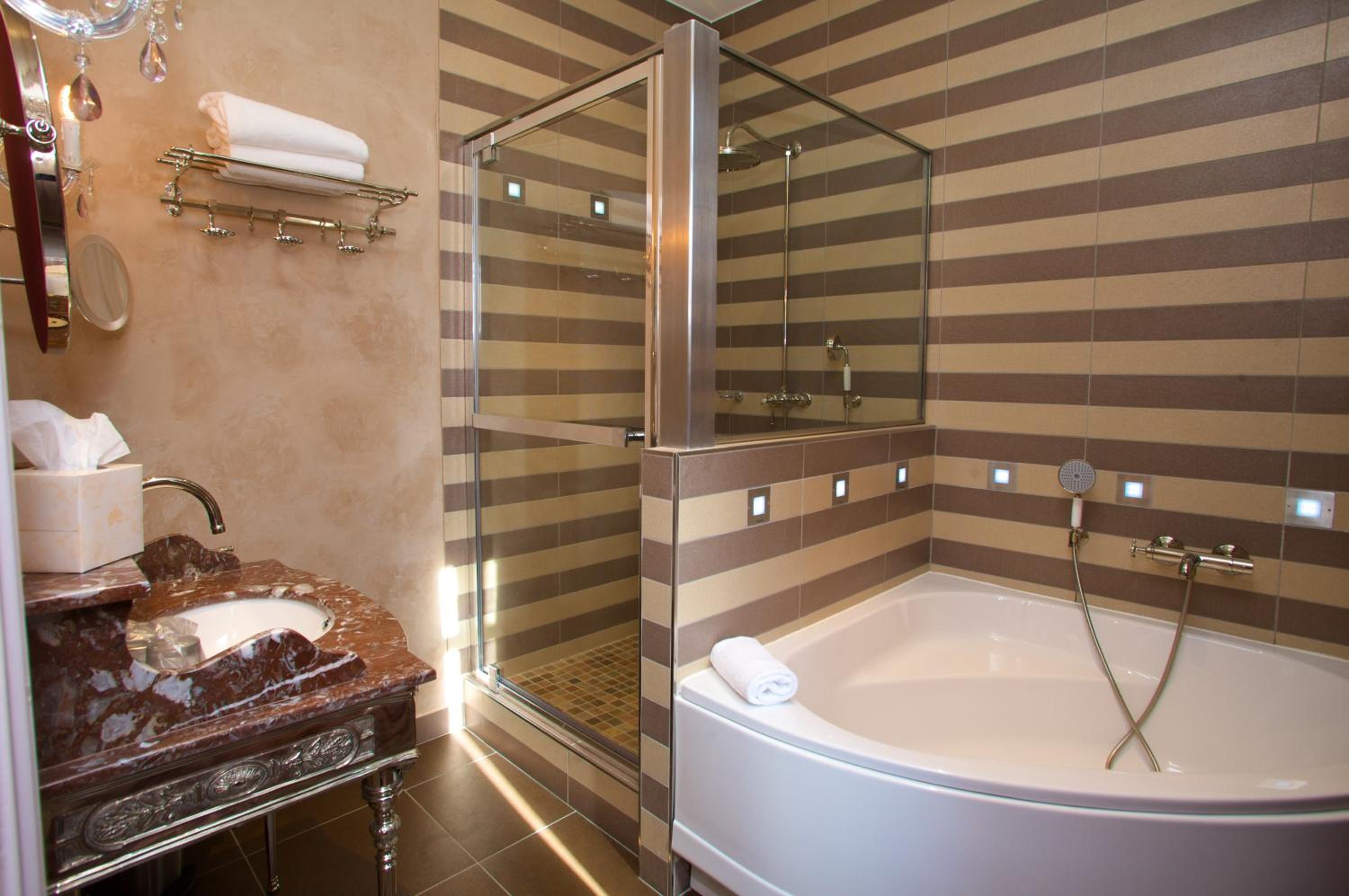 Large Double Room - Photo 4