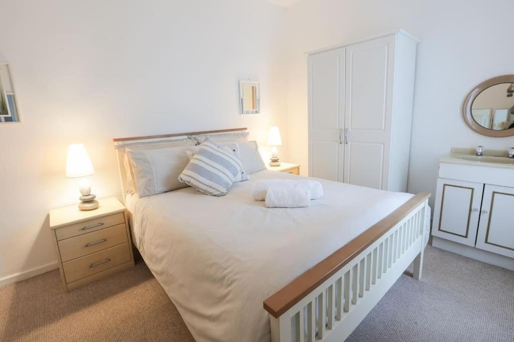 Six-Bedroom House photo 2