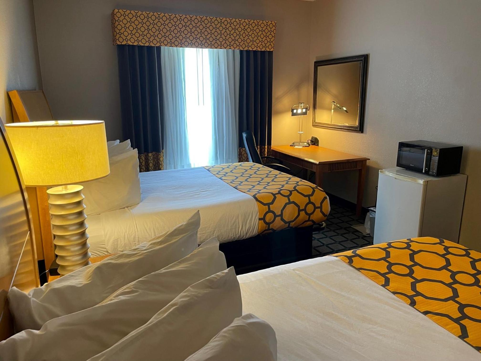 Queen Room with Two Queen Beds - Non-Smoking photo 3