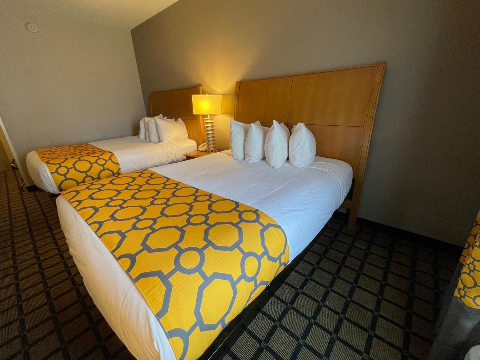 Queen Room with Two Queen Beds - Non-Smoking photo 3