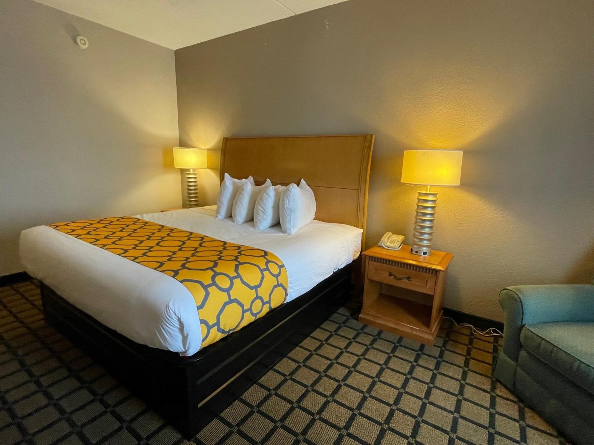 King Room - Non-Smoking photo 3