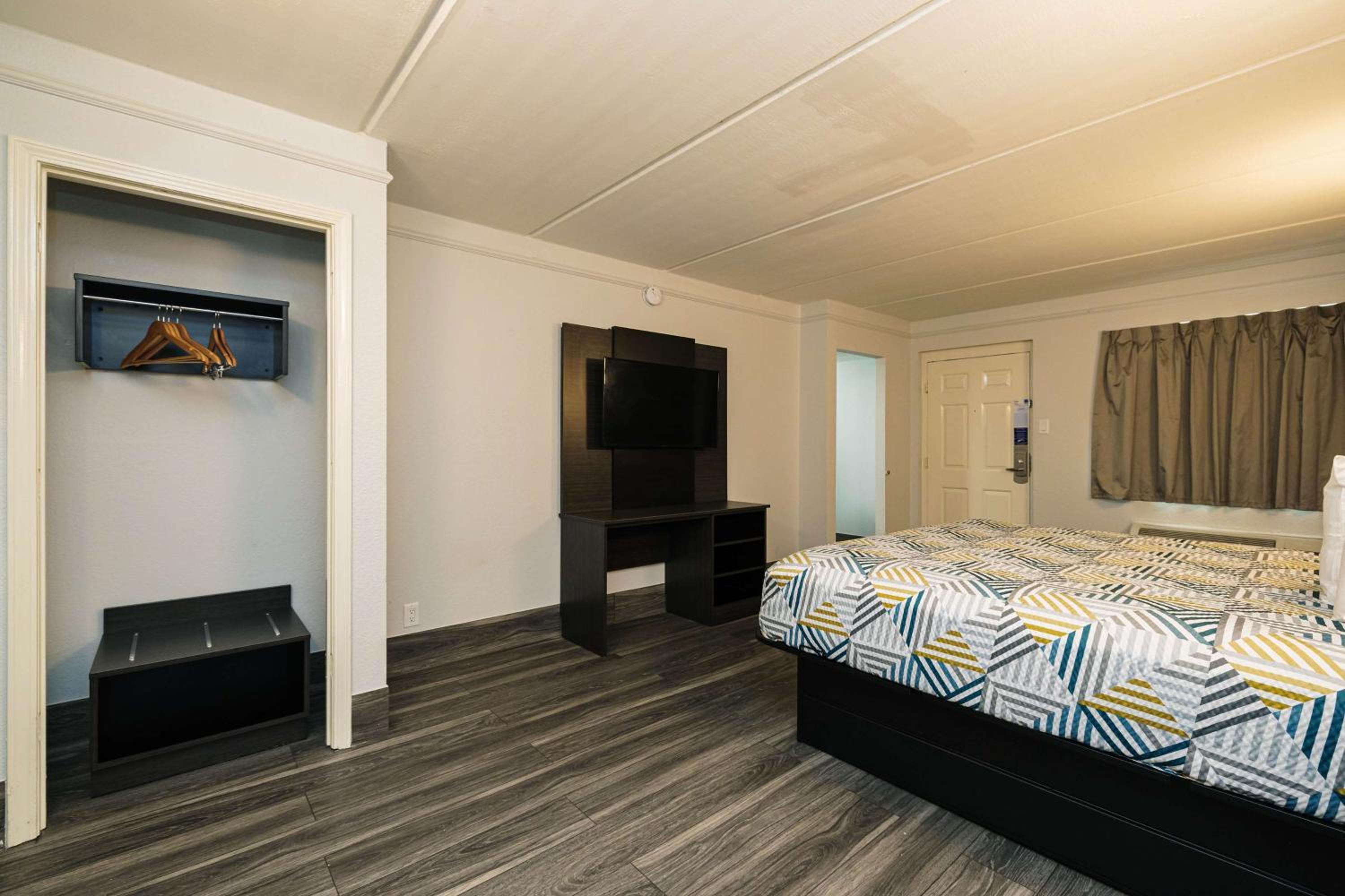 1 King Bed | Micfridge - Photo 2