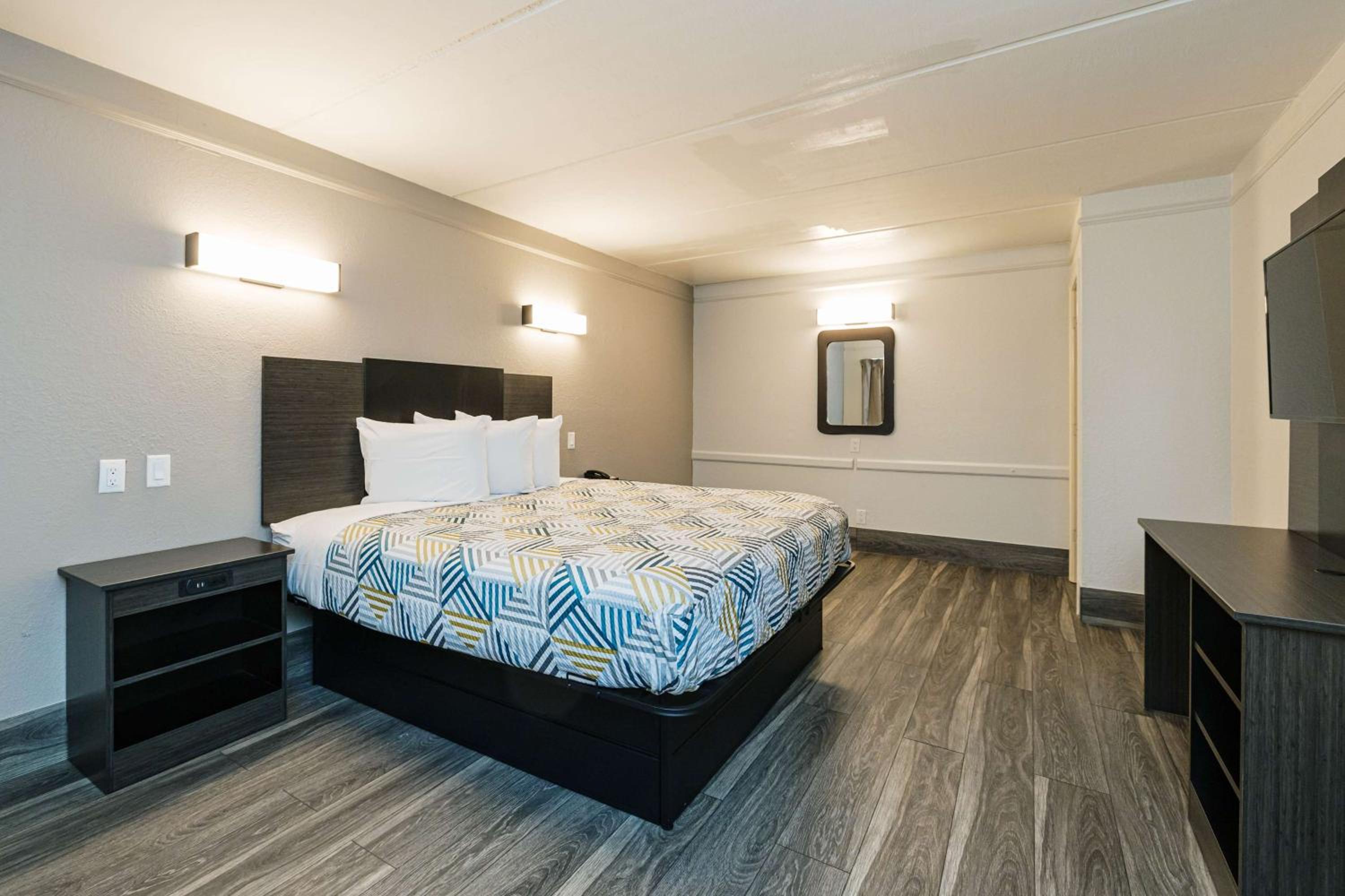 1 King Bed | Micfridge - Photo 7