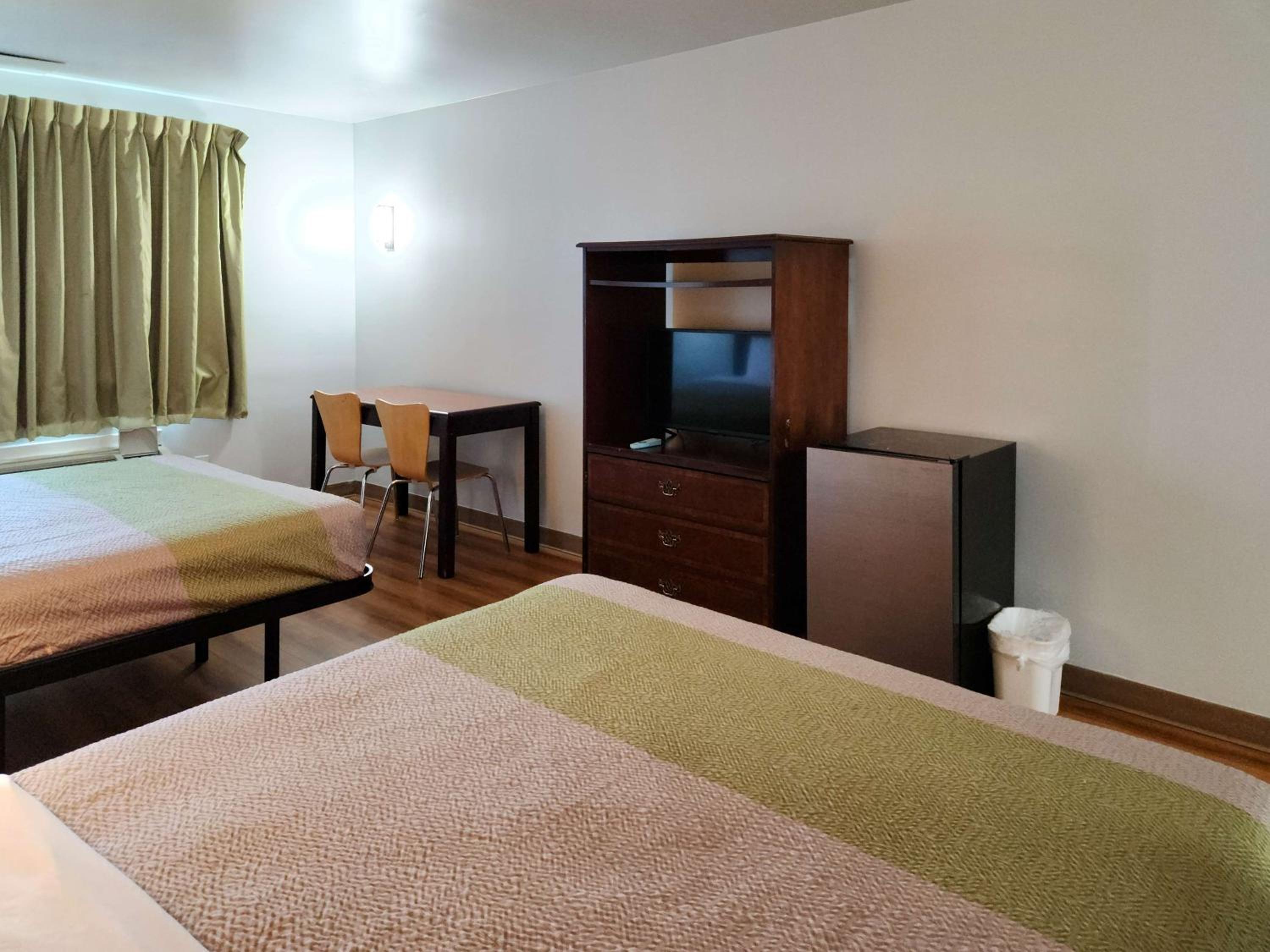 Queen Room with Two Queen Beds - Non-Smoking - Photo 8