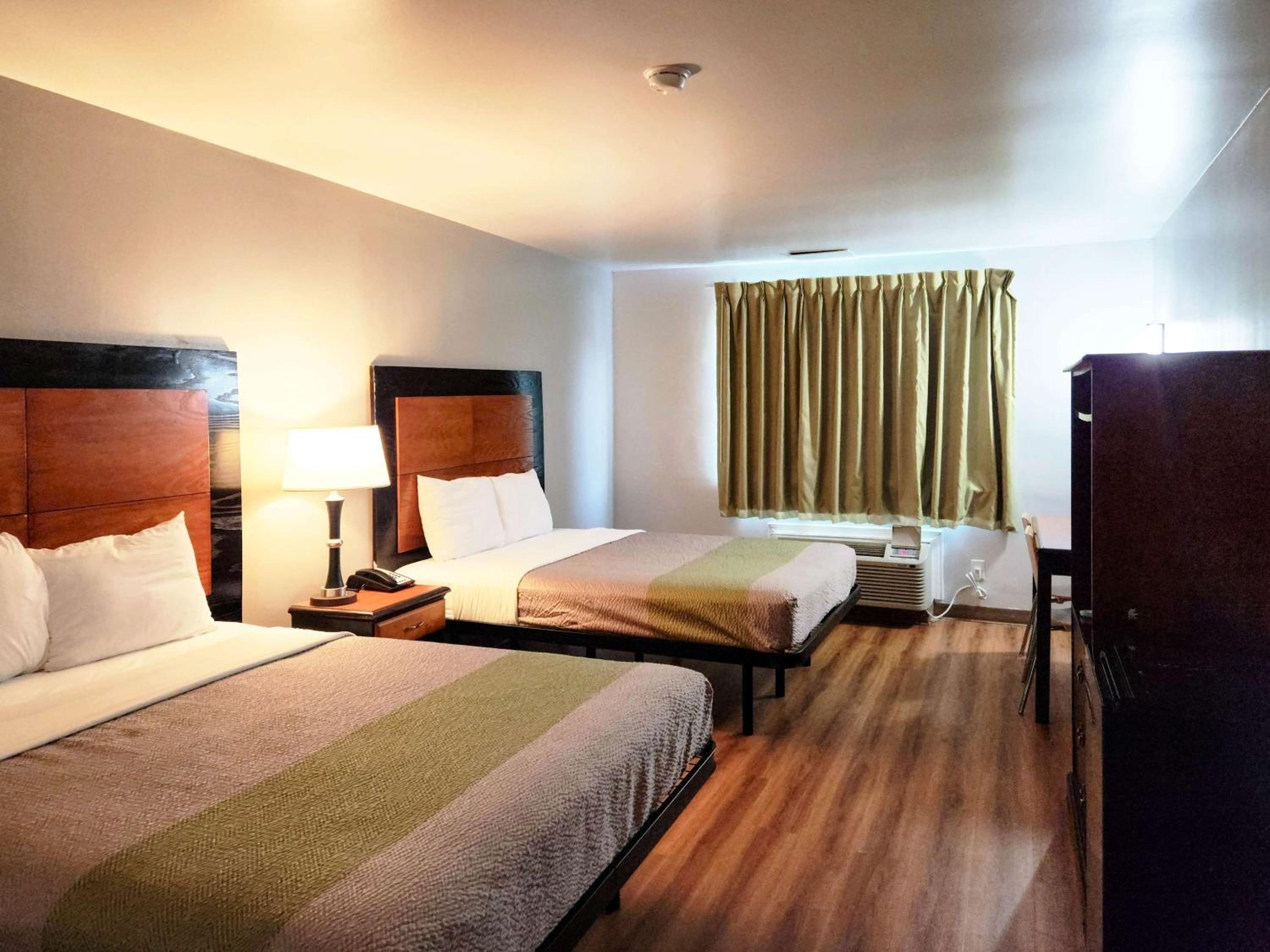 Queen Room with Two Queen Beds - Non-Smoking - Photo 6