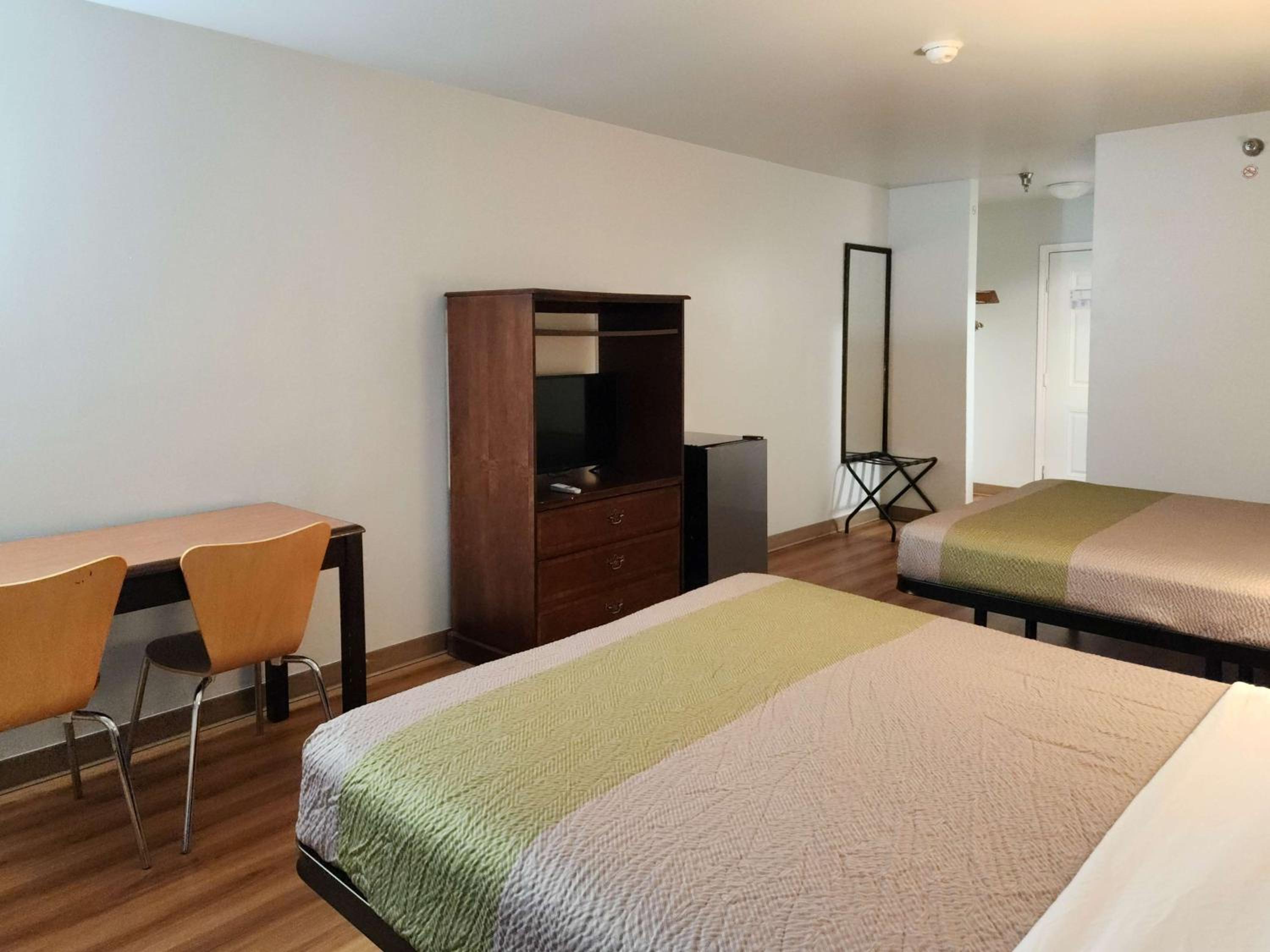 Queen Room with Two Queen Beds - Non-Smoking - Photo 11