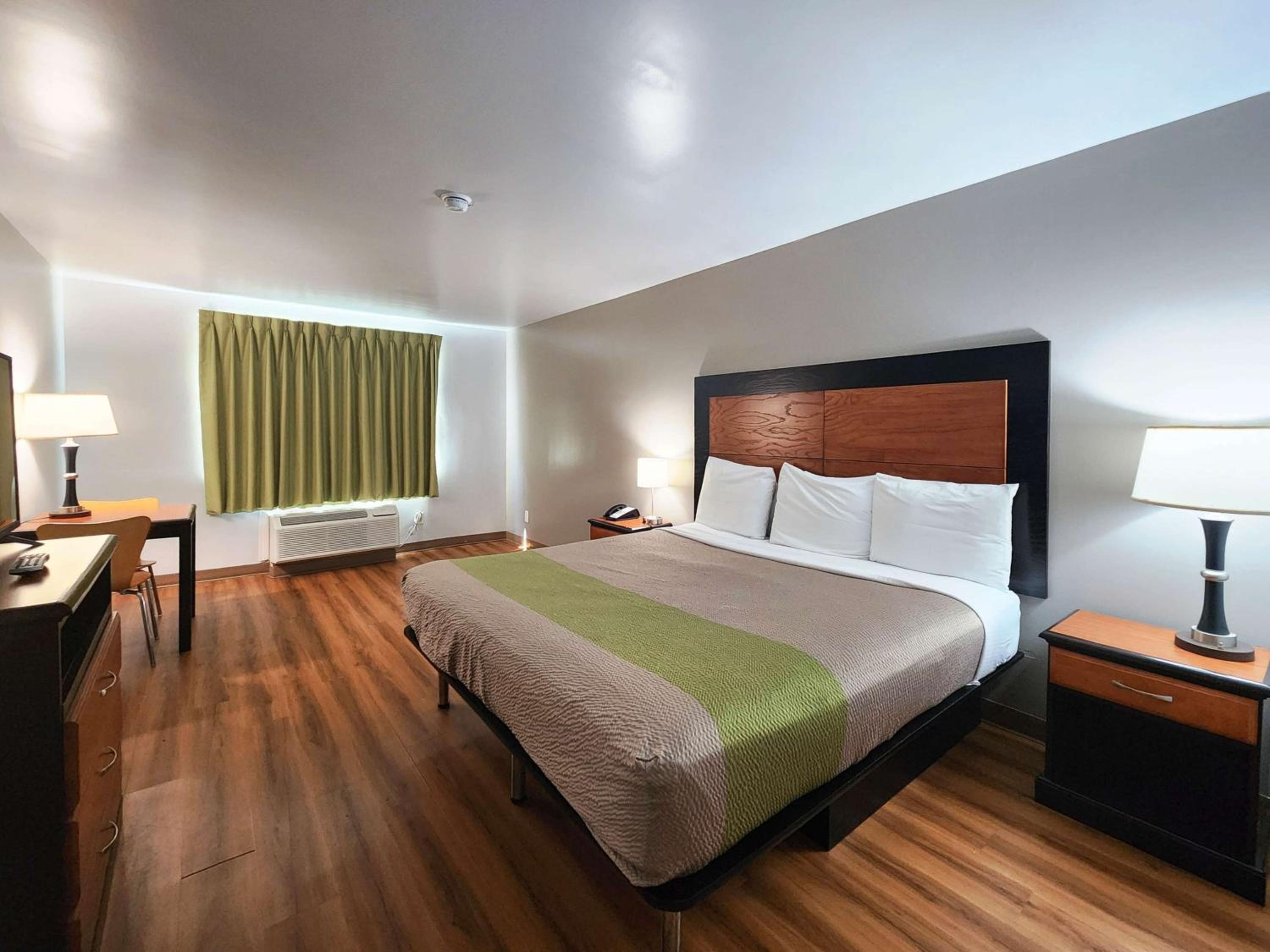 King Room - Non-Smoking - Photo 6