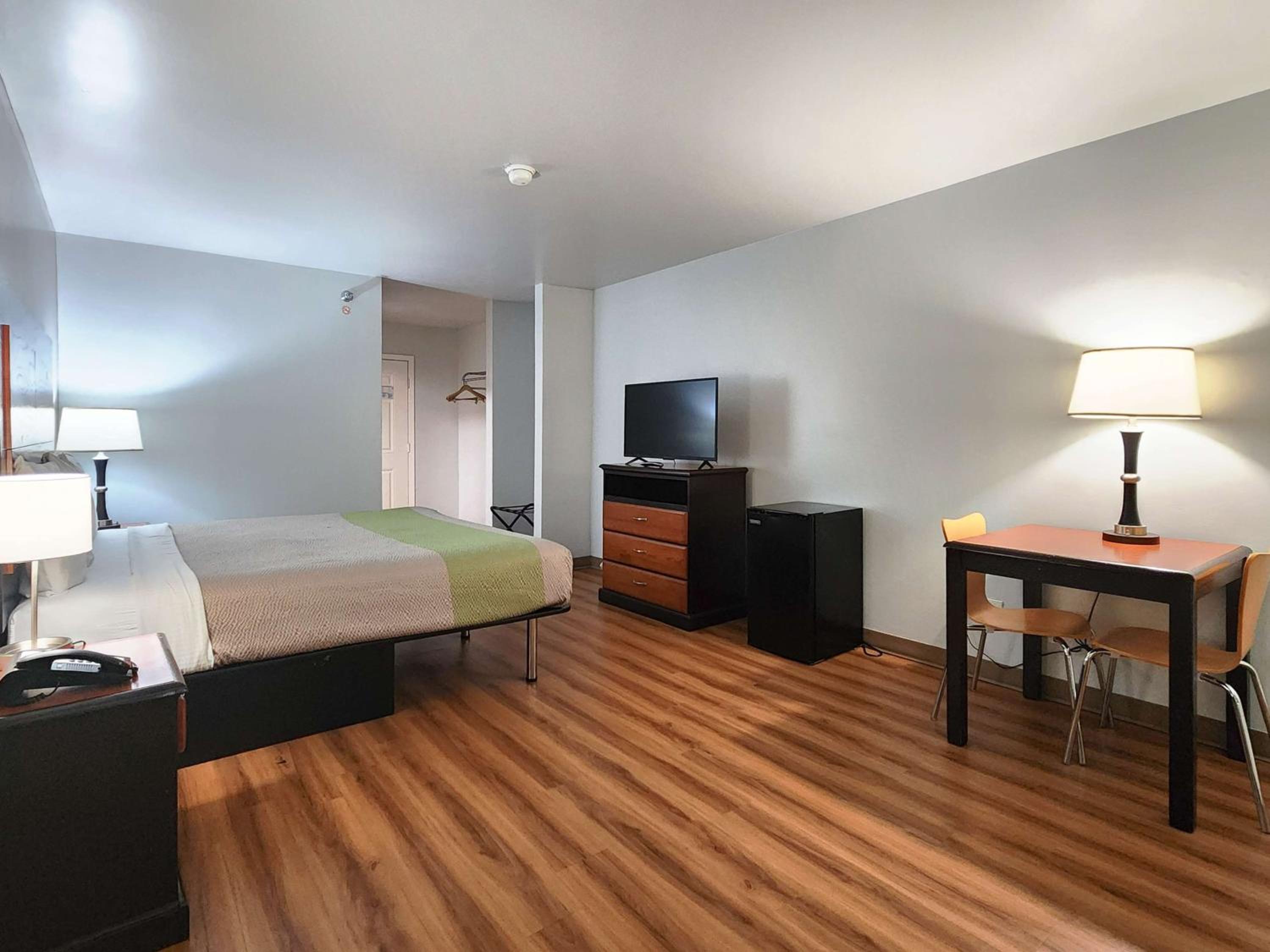King Room - Non-Smoking - Photo 1