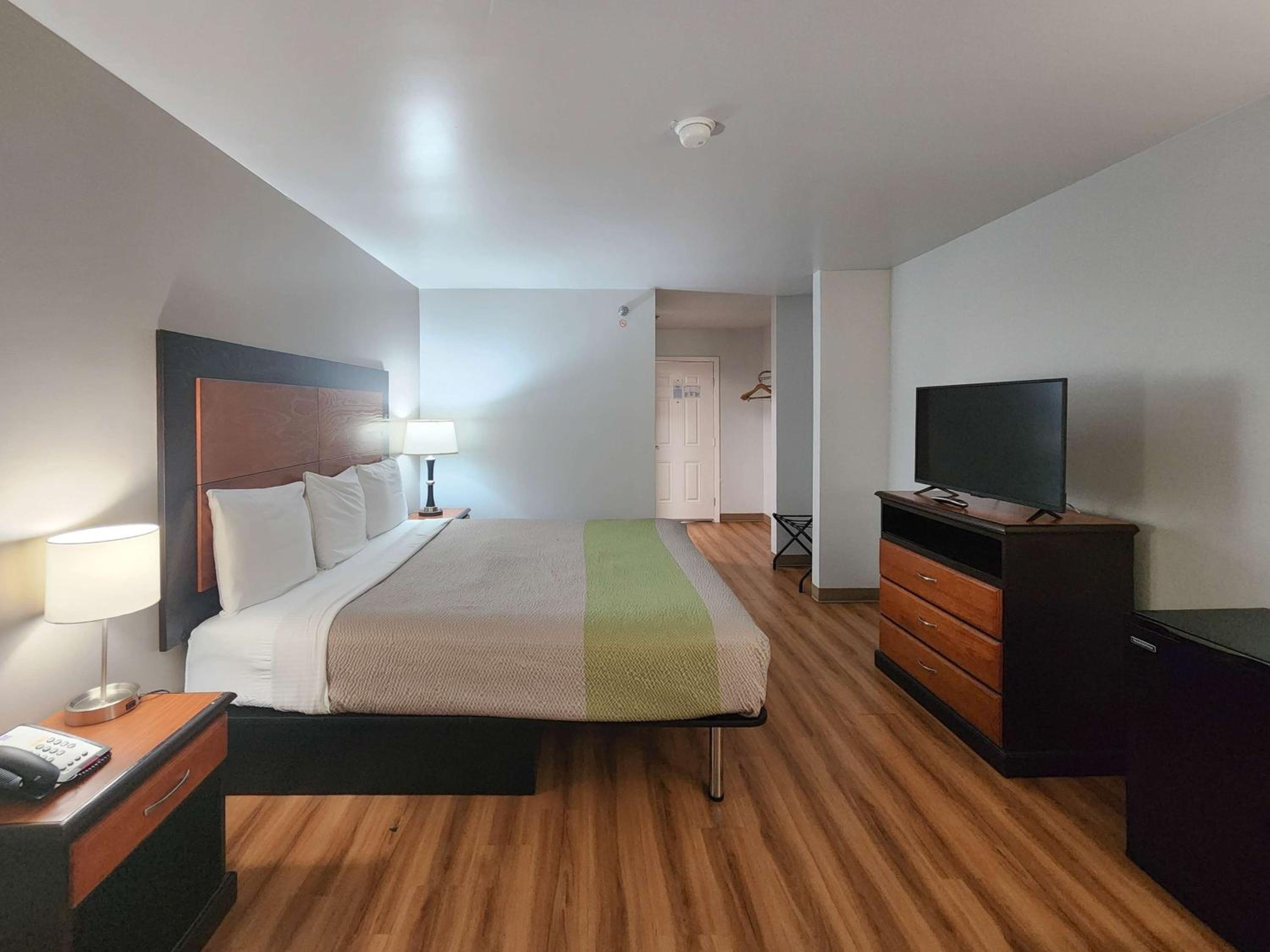 King Room - Non-Smoking - Photo 15