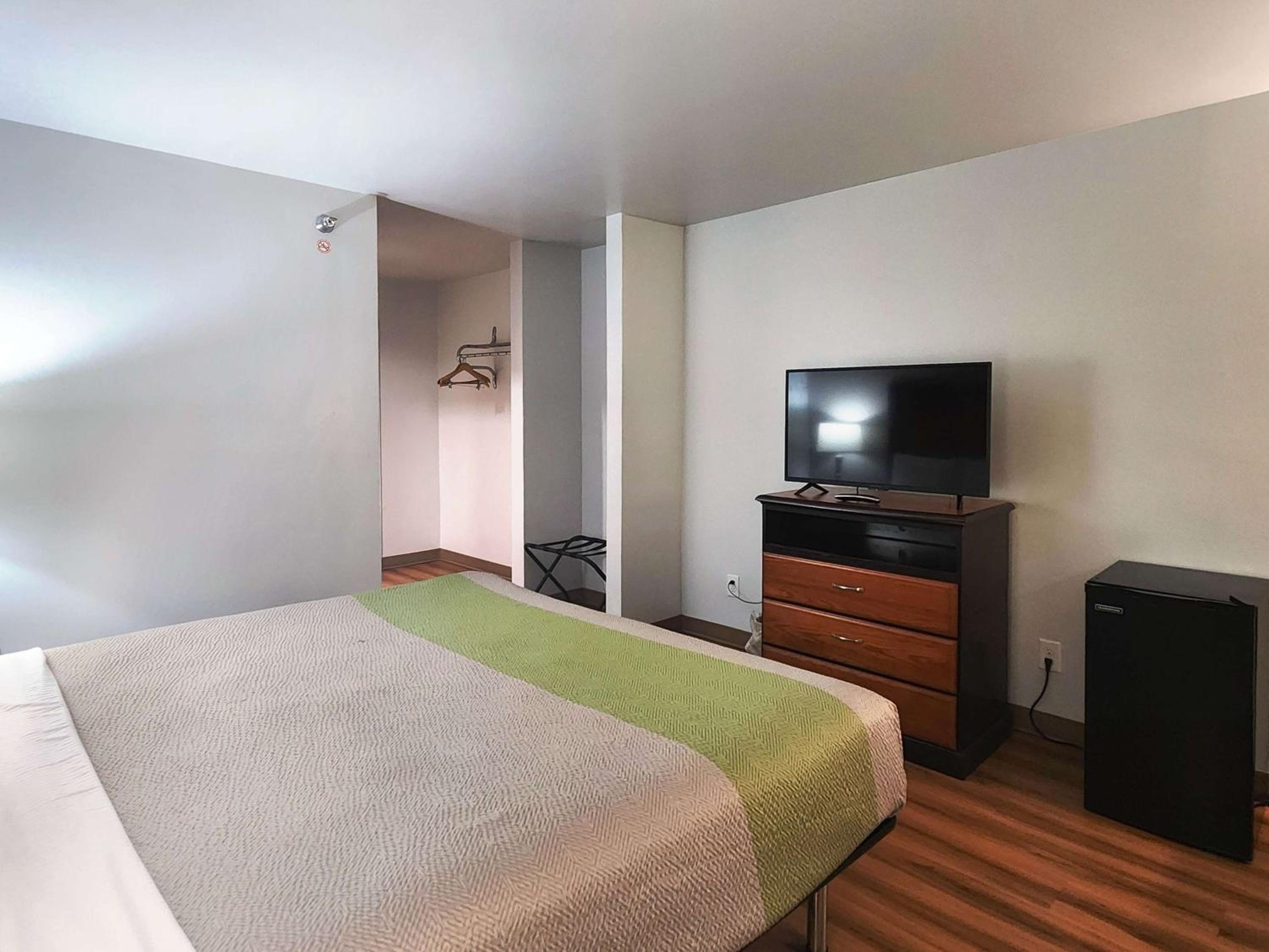 King Room - Non-Smoking - Photo 5