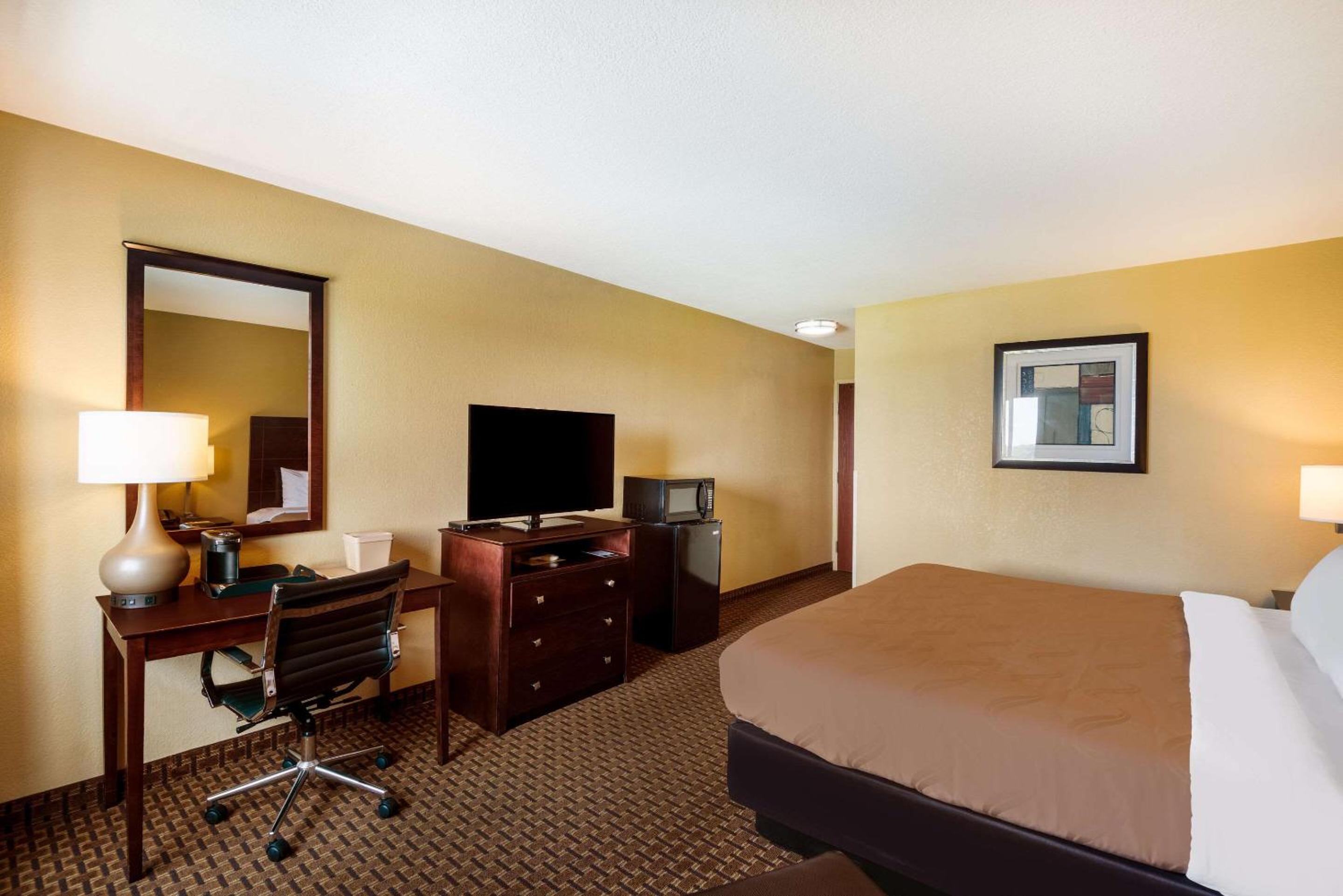 King Room - Non-Smoking - Photo 5