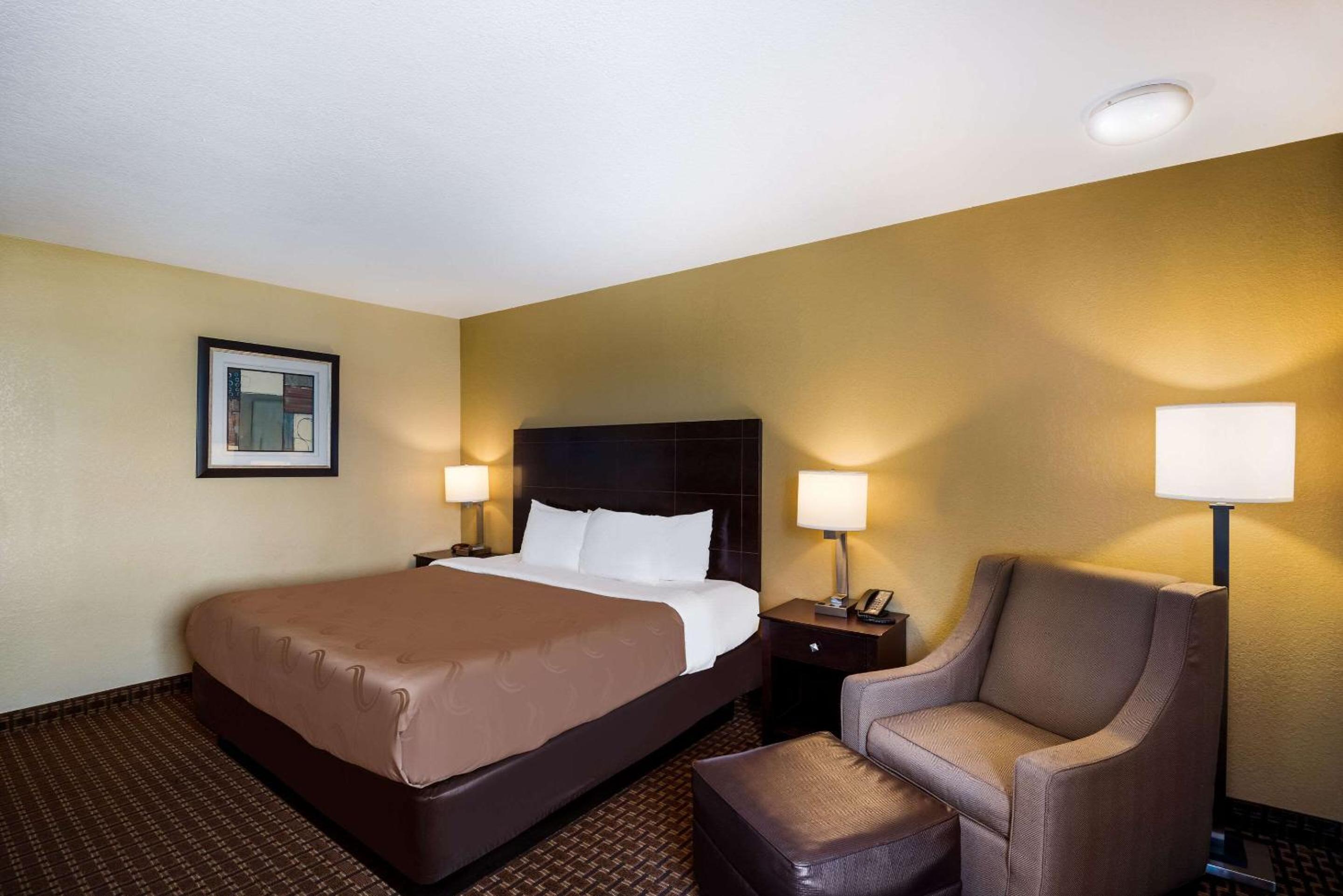 King Room - Non-Smoking - Photo 4