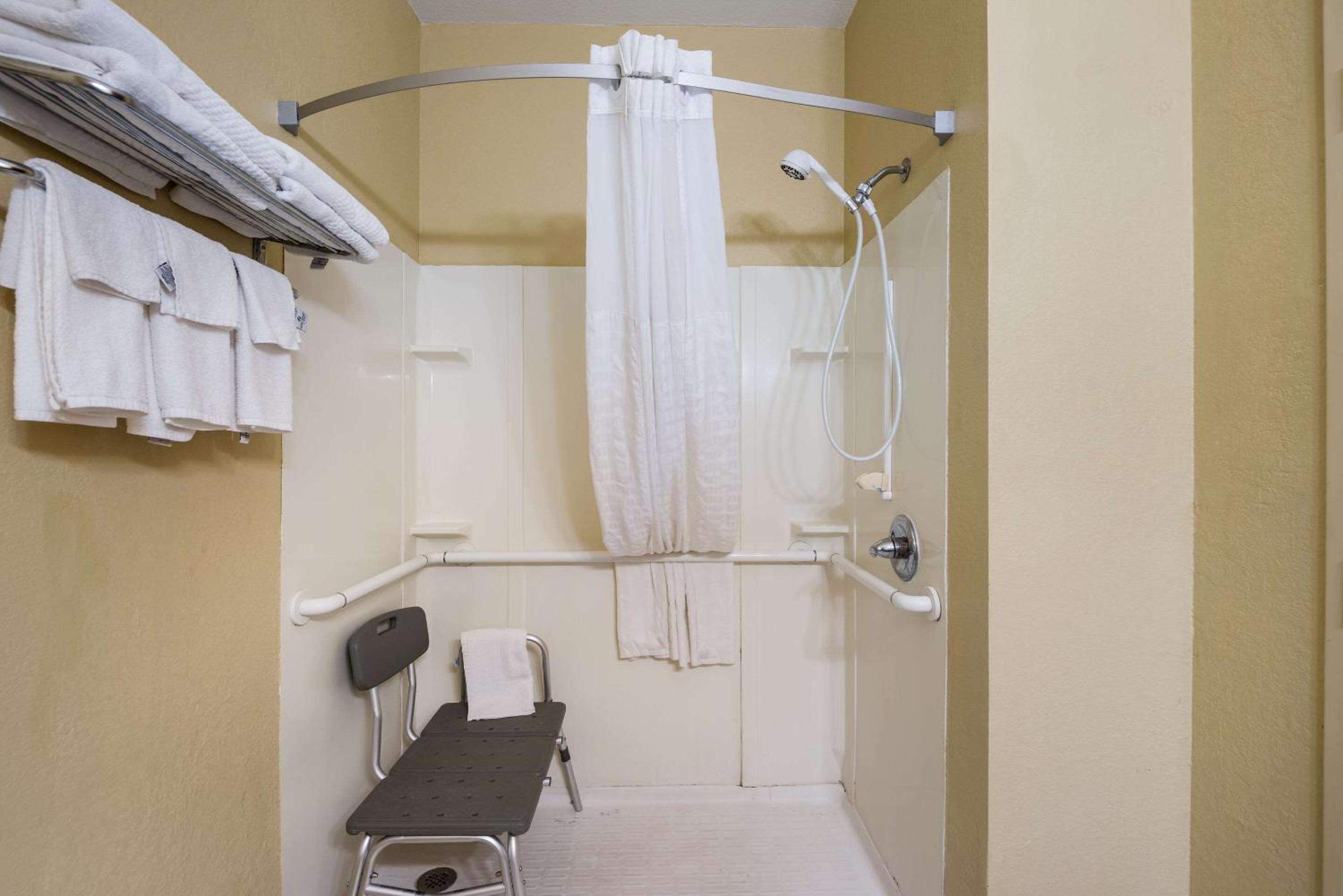 King Room - Accessible/Non-Smoking - Photo 2