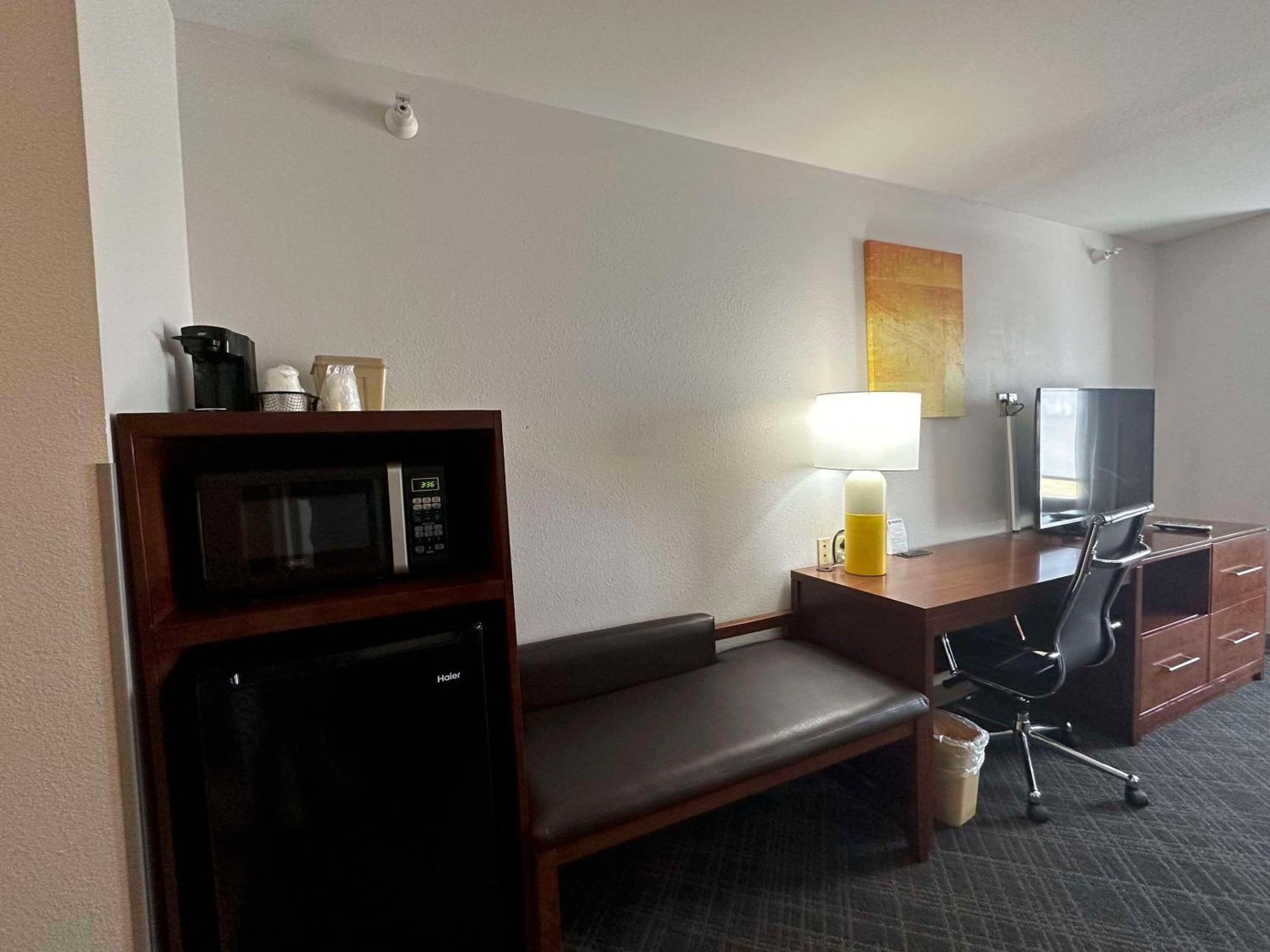 King Suite - Non-Smoking - Photo 6