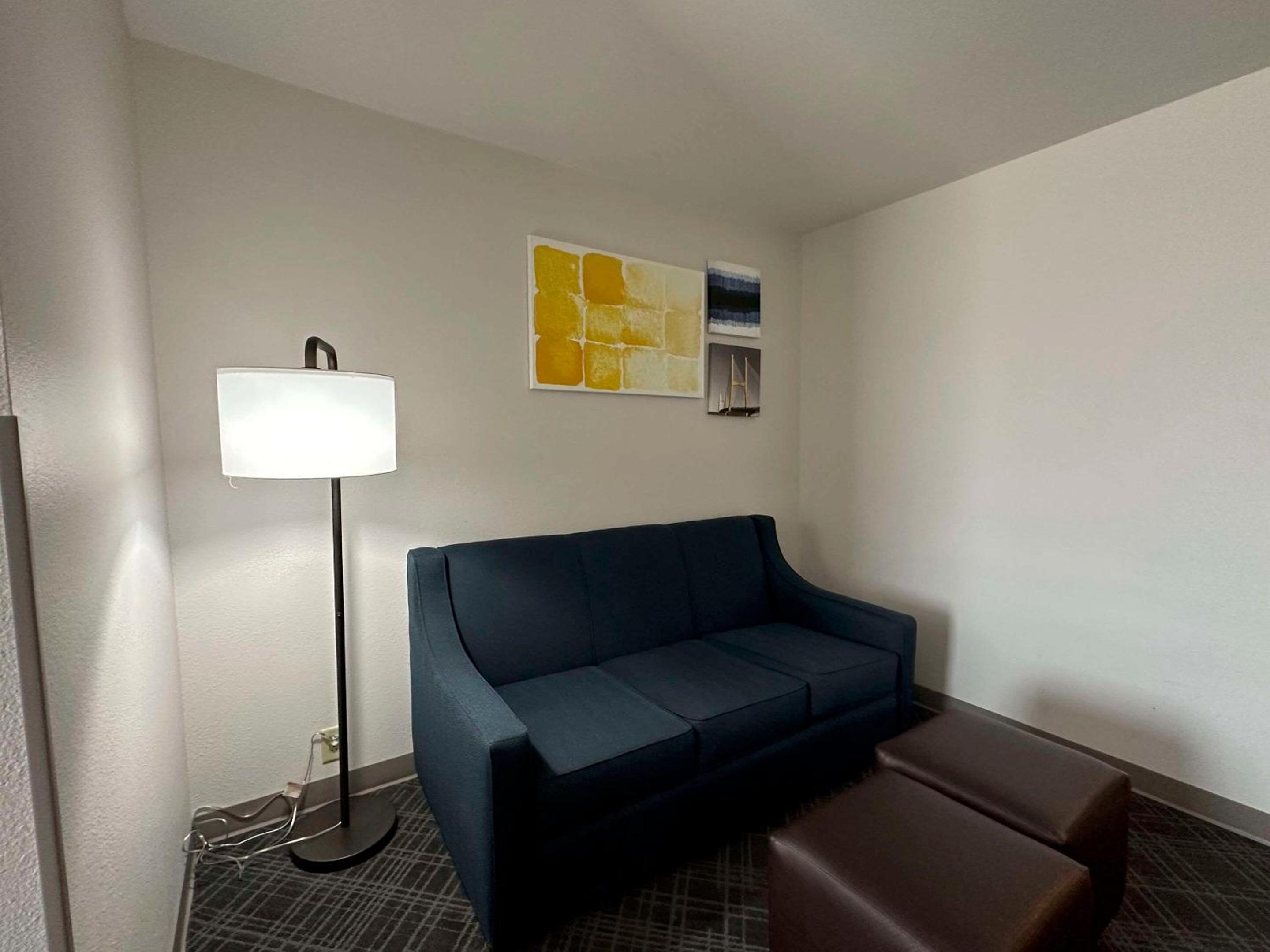 King Suite - Non-Smoking - Photo 5
